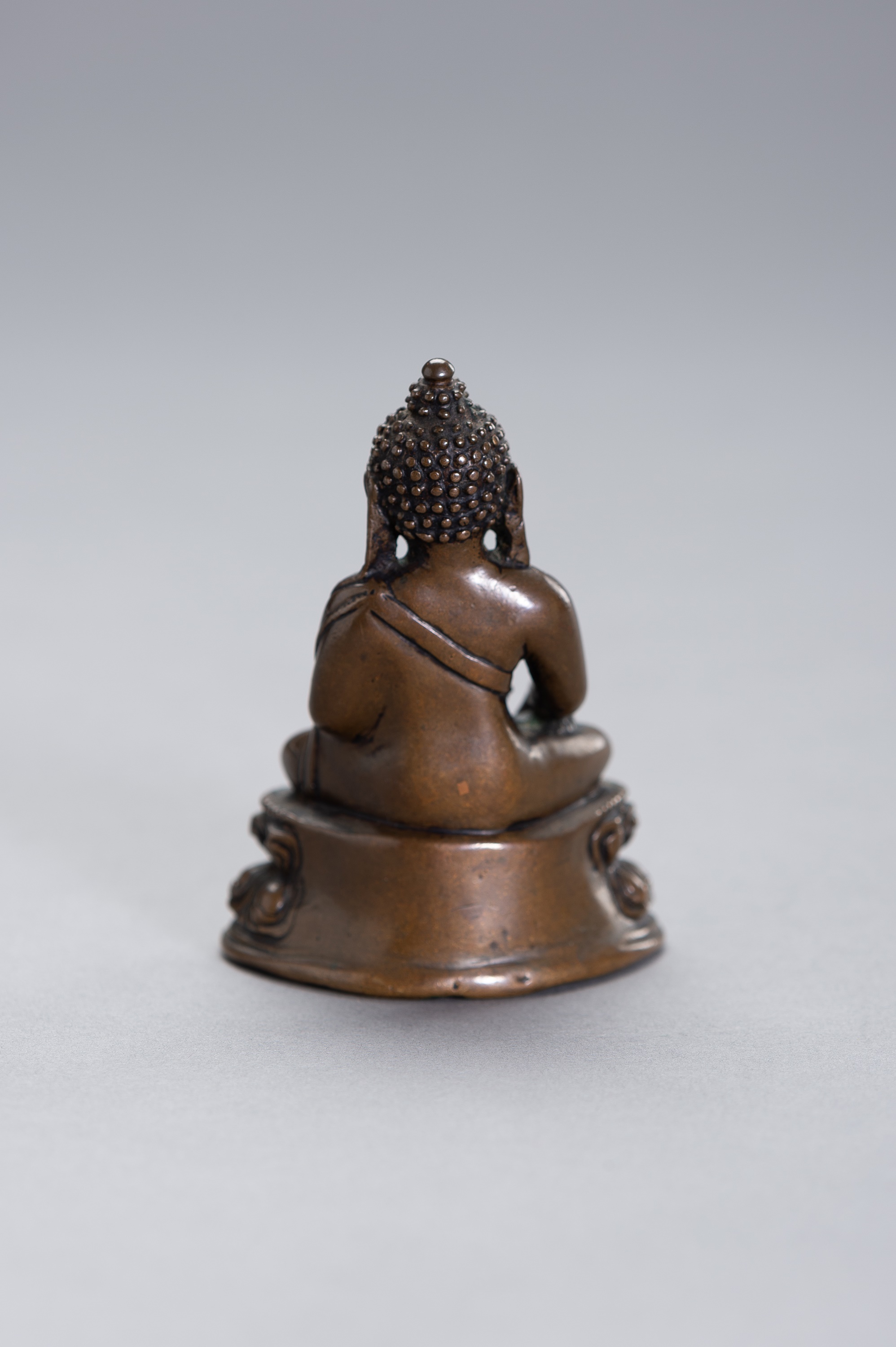 A COPPER BRONZE FIGURE OF BUDDHA SHAKYAMUNI - Image 6 of 9