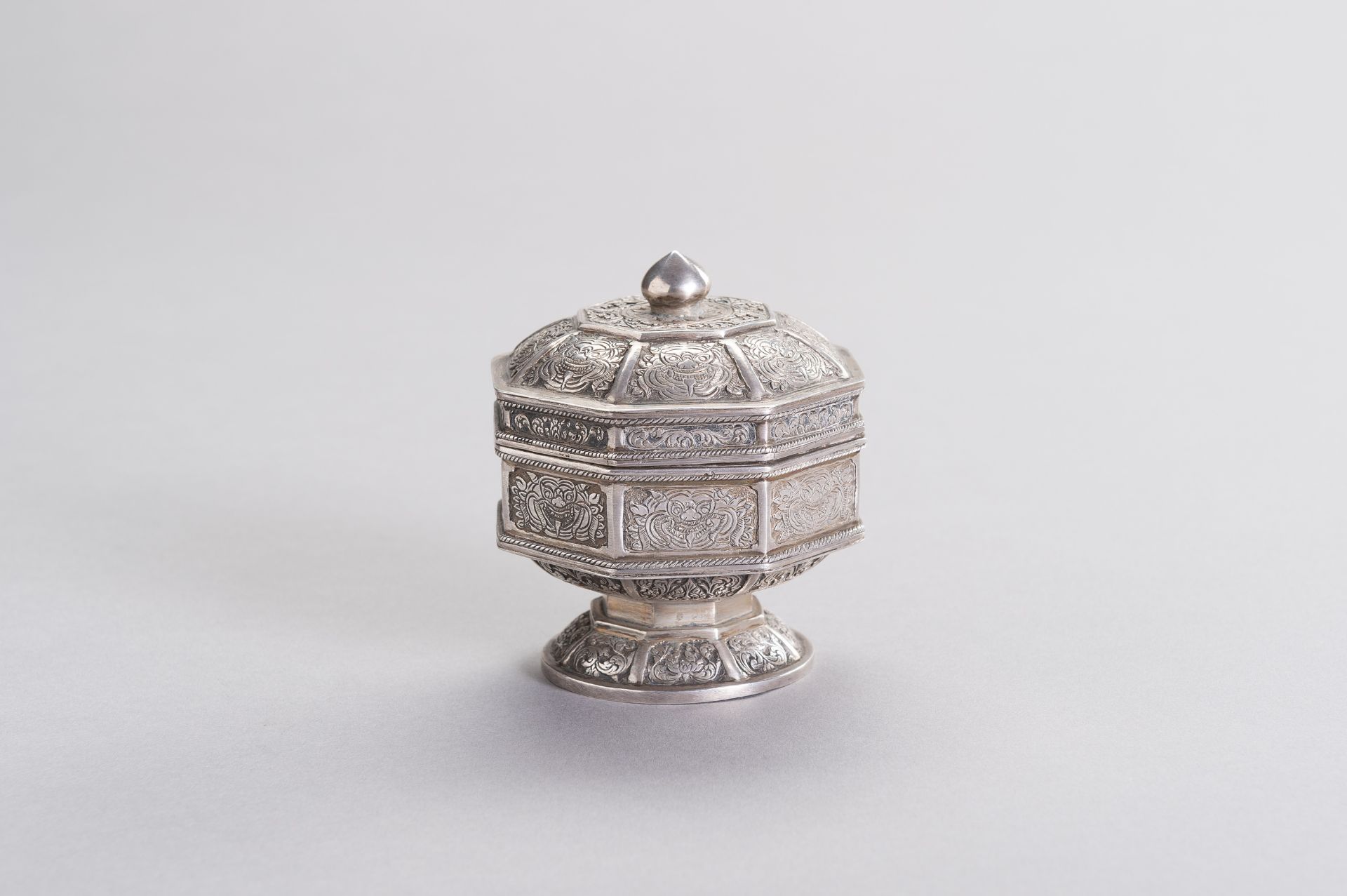 A VIETNAMESE LIDDED SILVER BOX - Image 2 of 8