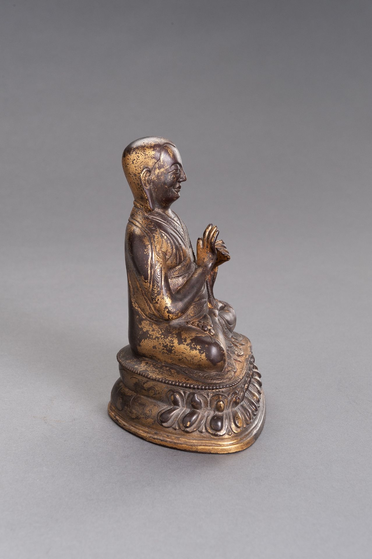 A BRONZE PORTAIT FIGURE OF A LAMA - Image 3 of 7