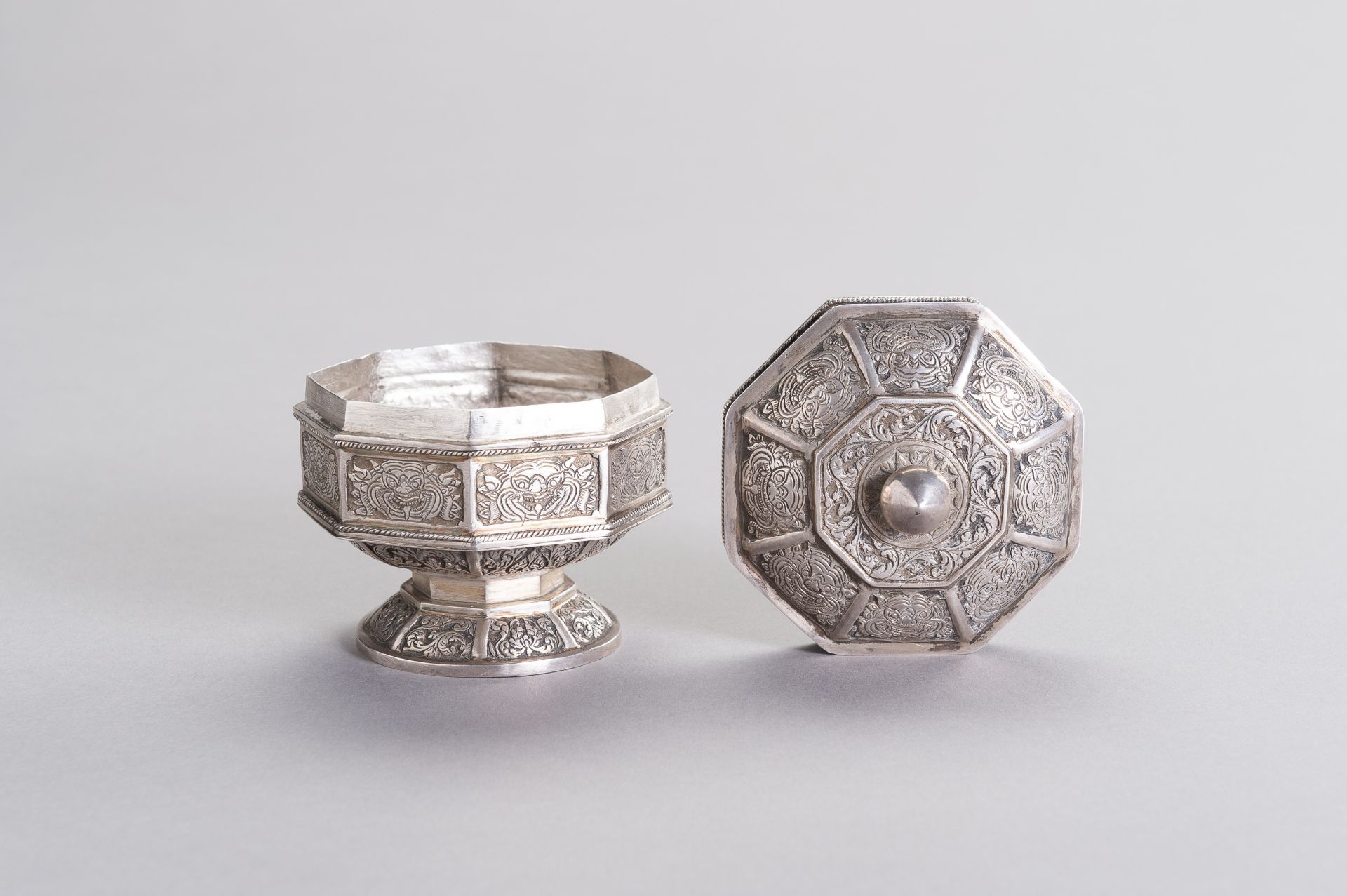 A VIETNAMESE LIDDED SILVER BOX - Image 3 of 8