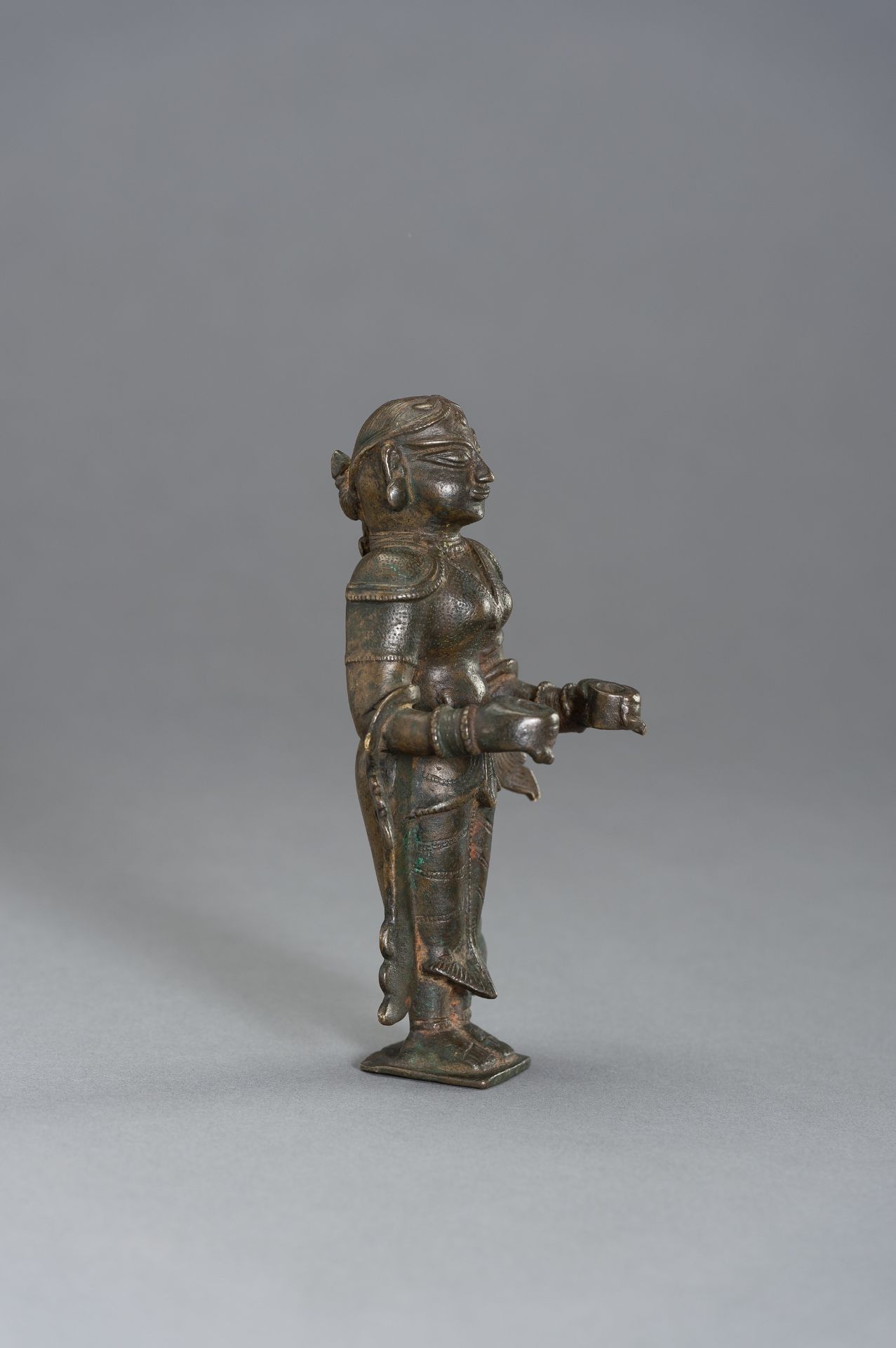 AN 18TH CENTURY INDIAN BRONZE OF A DEVI - Image 7 of 8