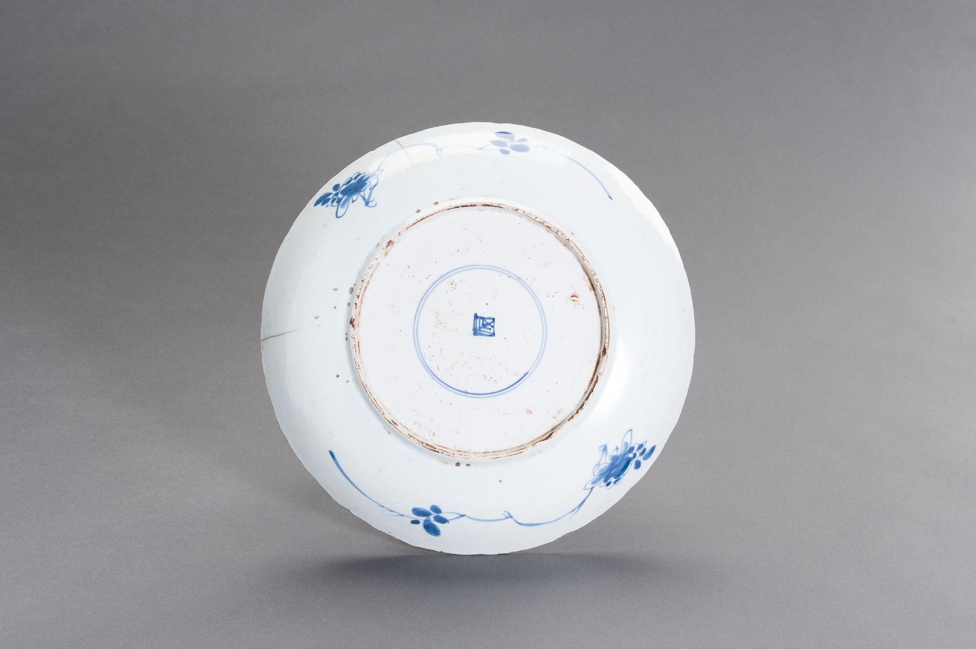 A BLUE AND WHITE PORCELAIN 'FLORAL' DISH, KANGXI - Image 7 of 8