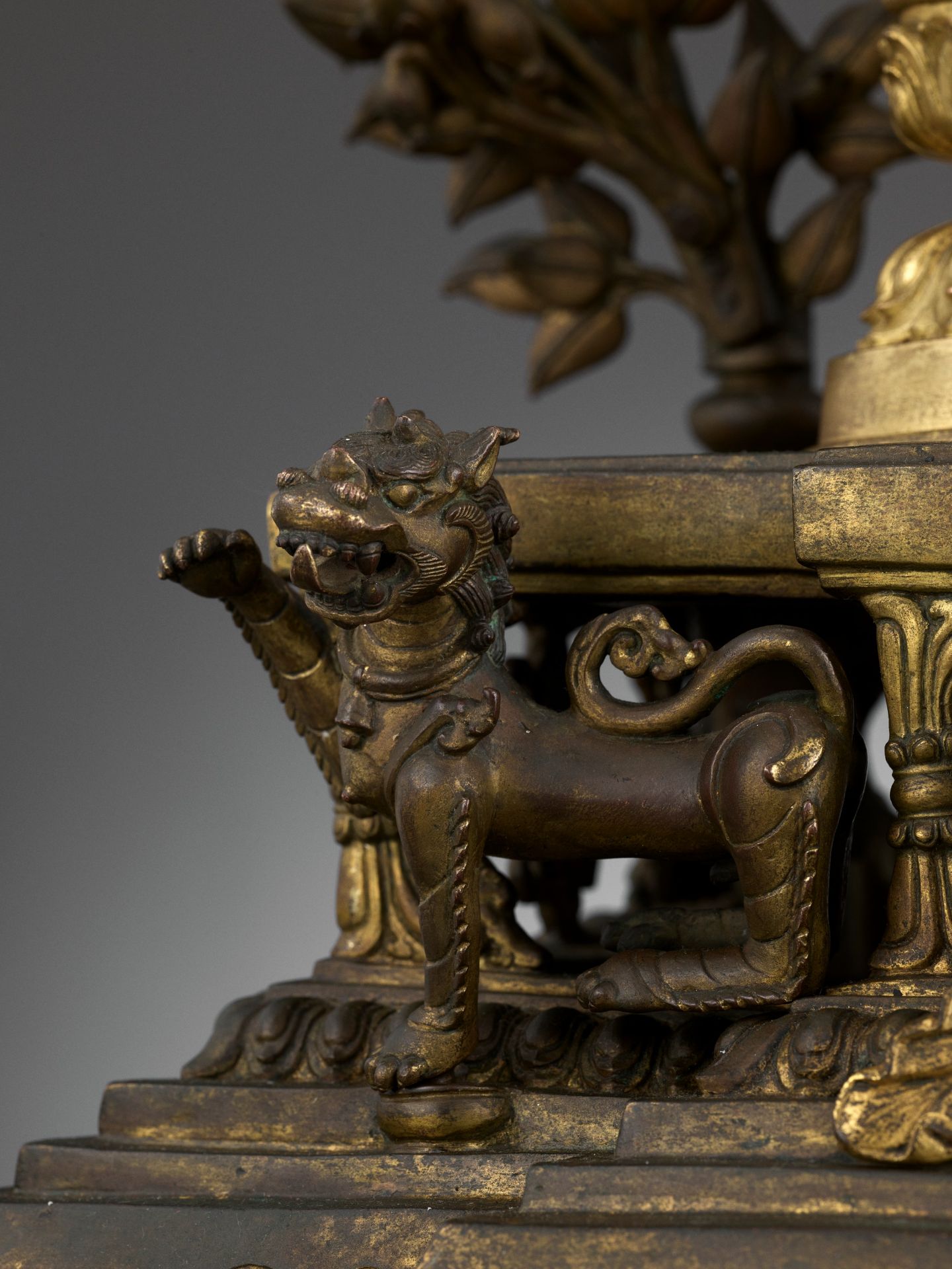 A MONUMENTAL GILT BRONZE SHRINE DEPICTING SAMANTABHADRA AND CONSORT, 17TH - 18TH CENTURY - Image 7 of 18