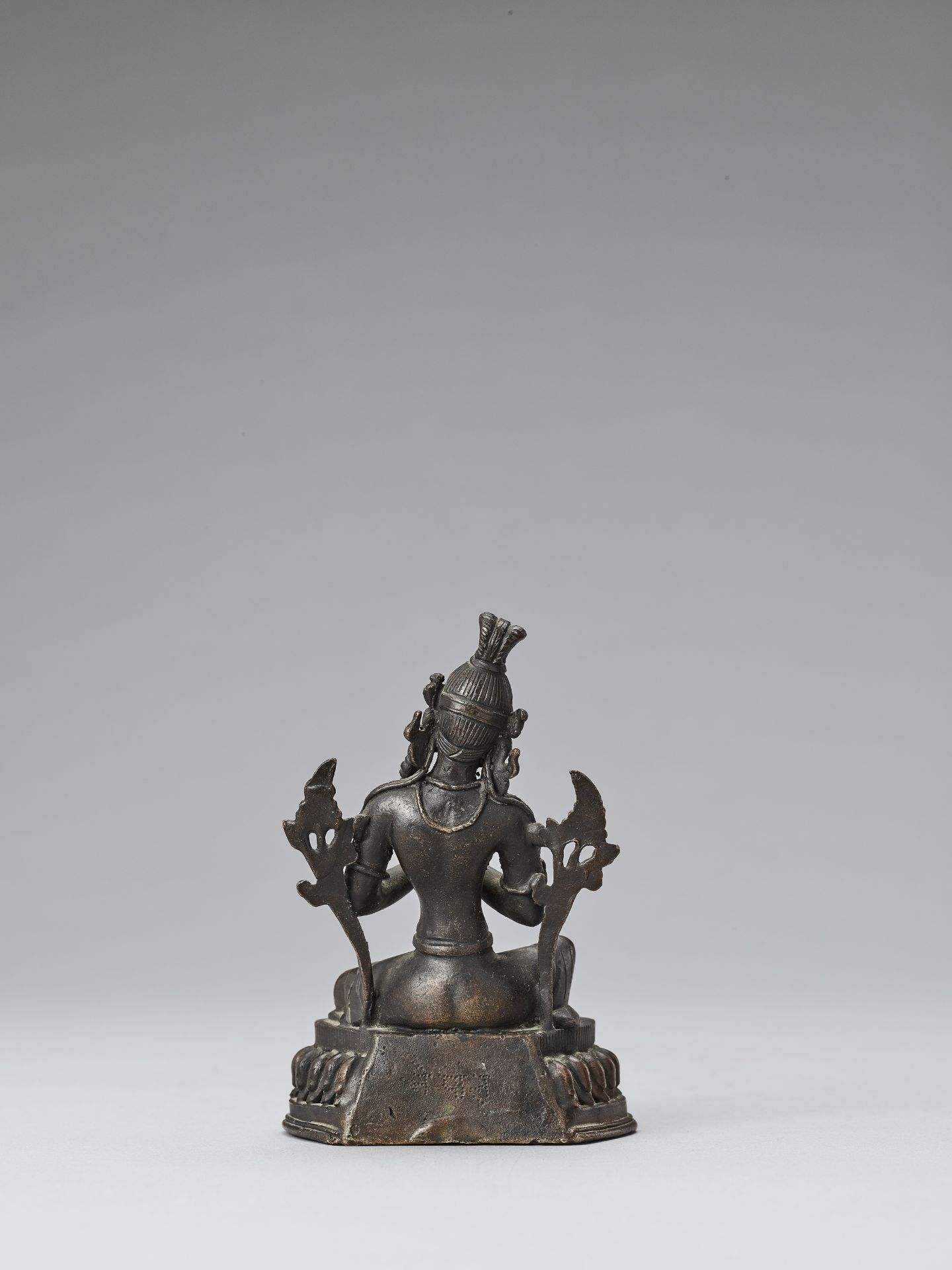 A NEPALESE BRONZE FIGURE OF GREEN TARA, 18TH-19TH CENTURY - Image 4 of 7