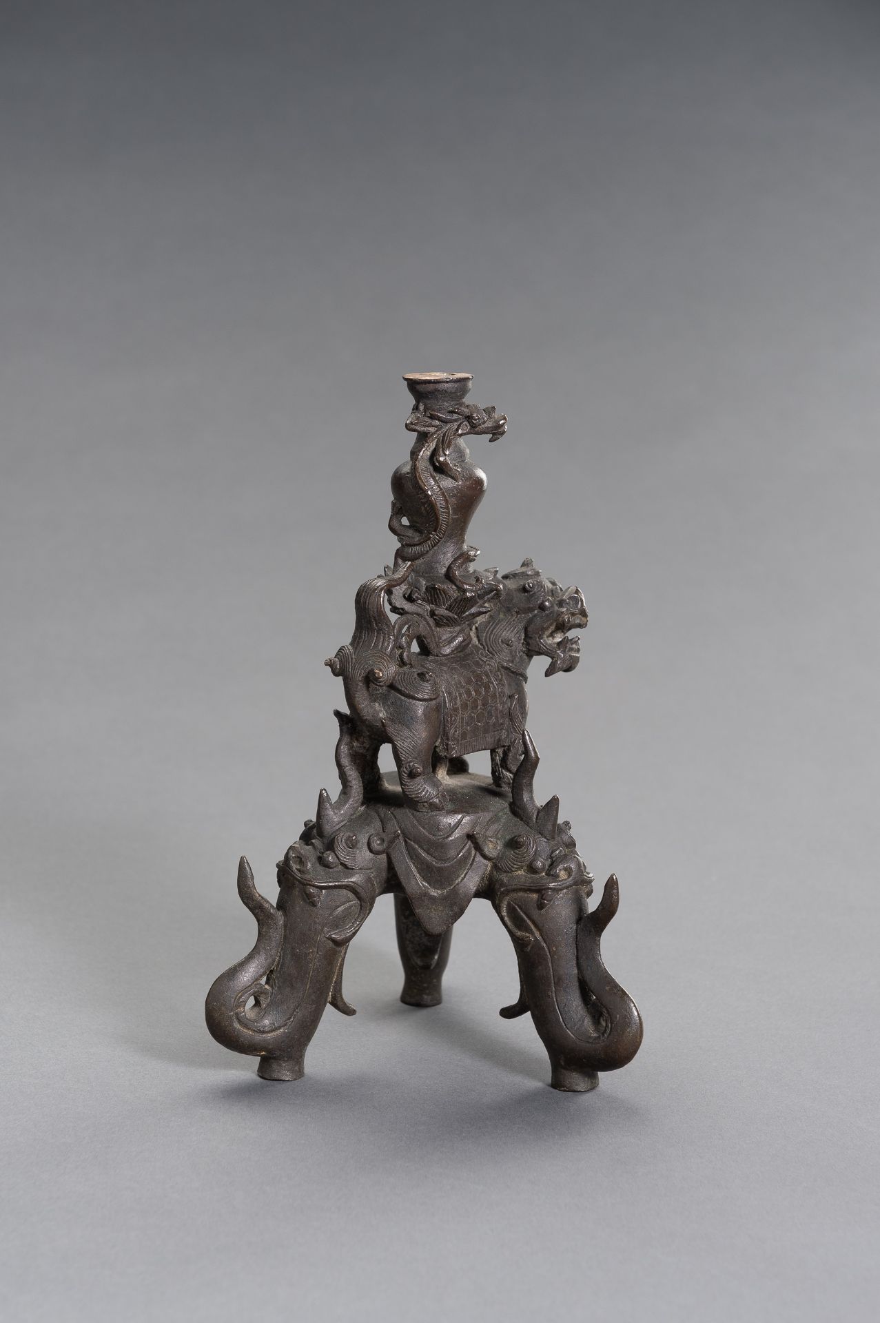 A FIGURAL CHINESE BRONZE LAMP STAND - Image 2 of 9