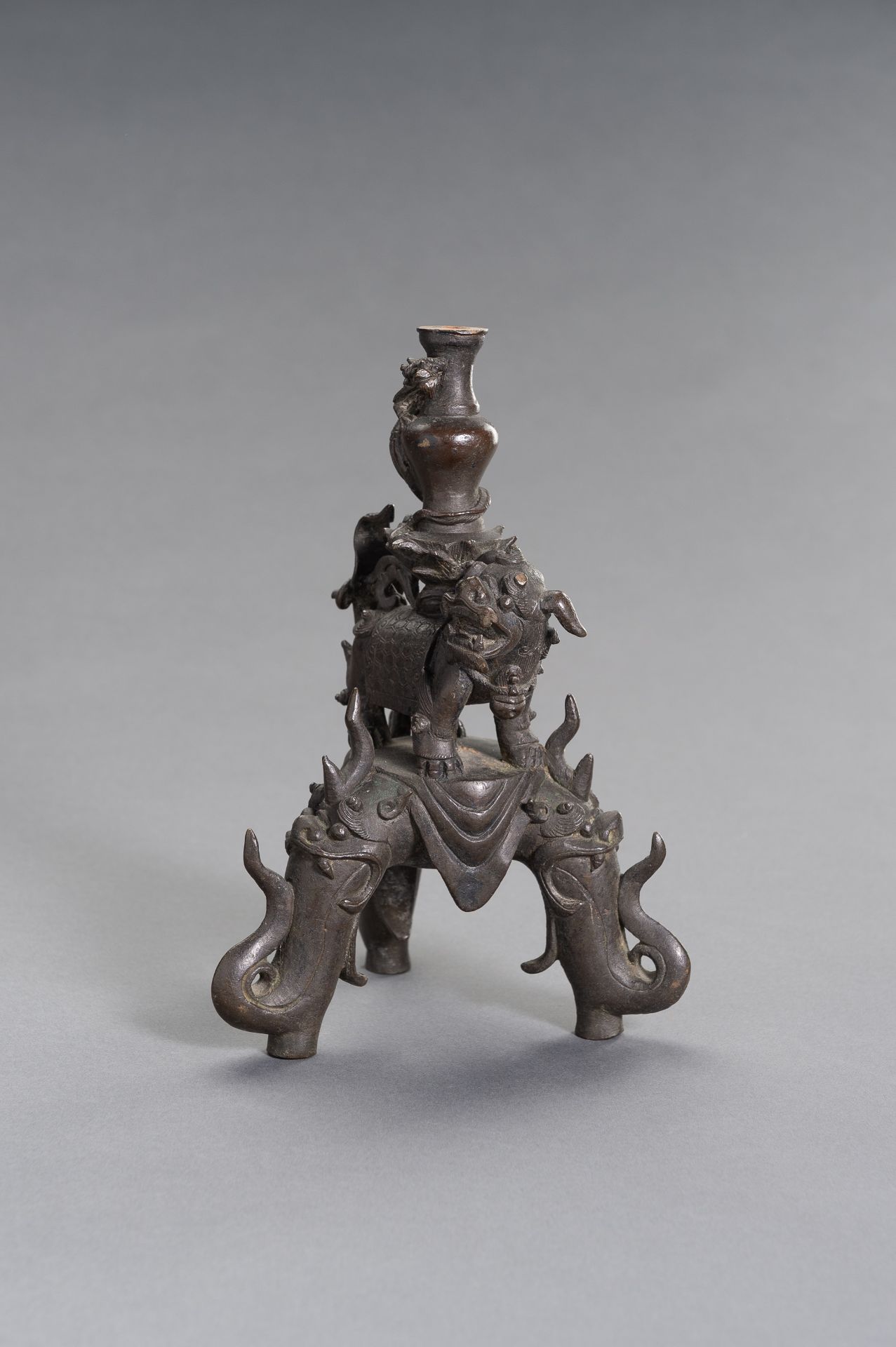 A FIGURAL CHINESE BRONZE LAMP STAND - Image 3 of 9