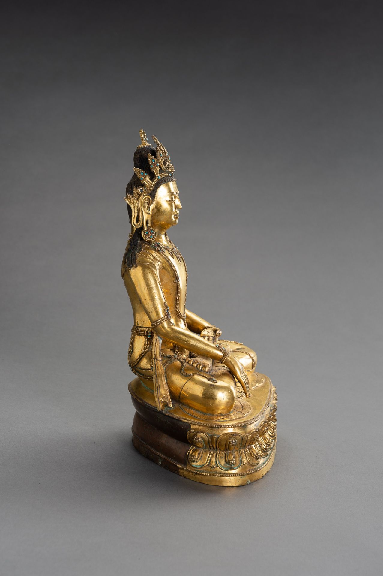 A LARGE GILT BRONZE FIGURE OF CROWNED BUDDHA SHAKYAMUNI - Image 5 of 9