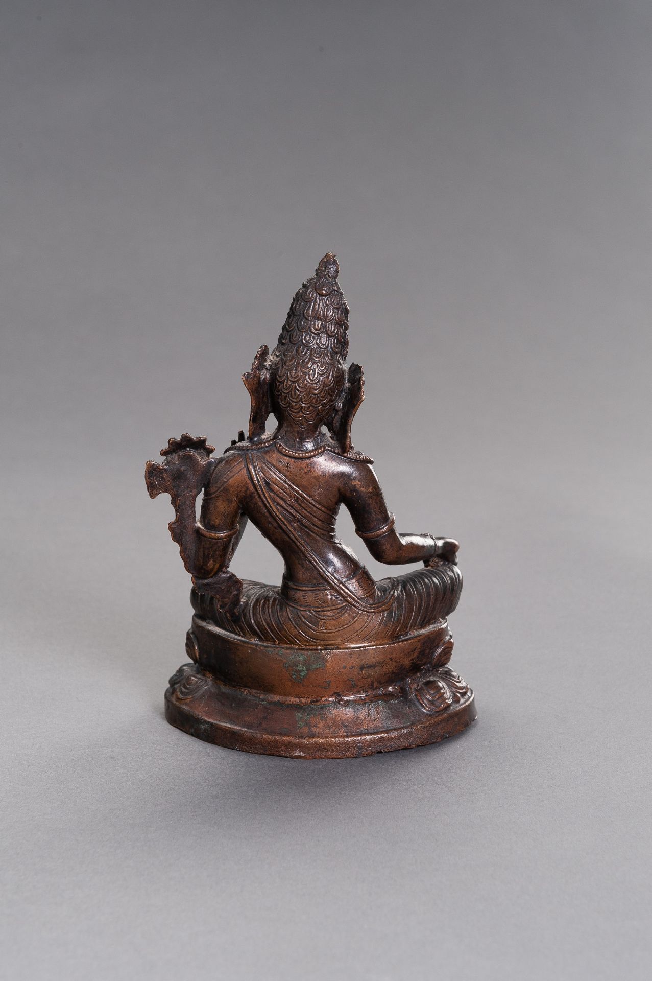 A COPPER ALLOY FIGURE OF PADMAPANI, 19TH CENTURY - Image 6 of 7