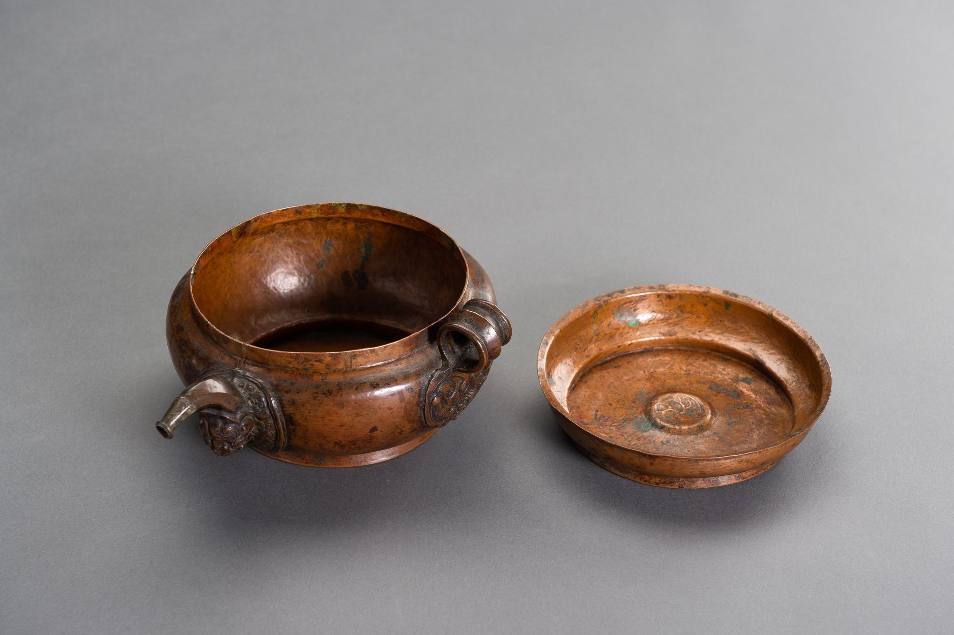 A RITUAL TIBETAN COPPER WATERPOT - Image 8 of 12