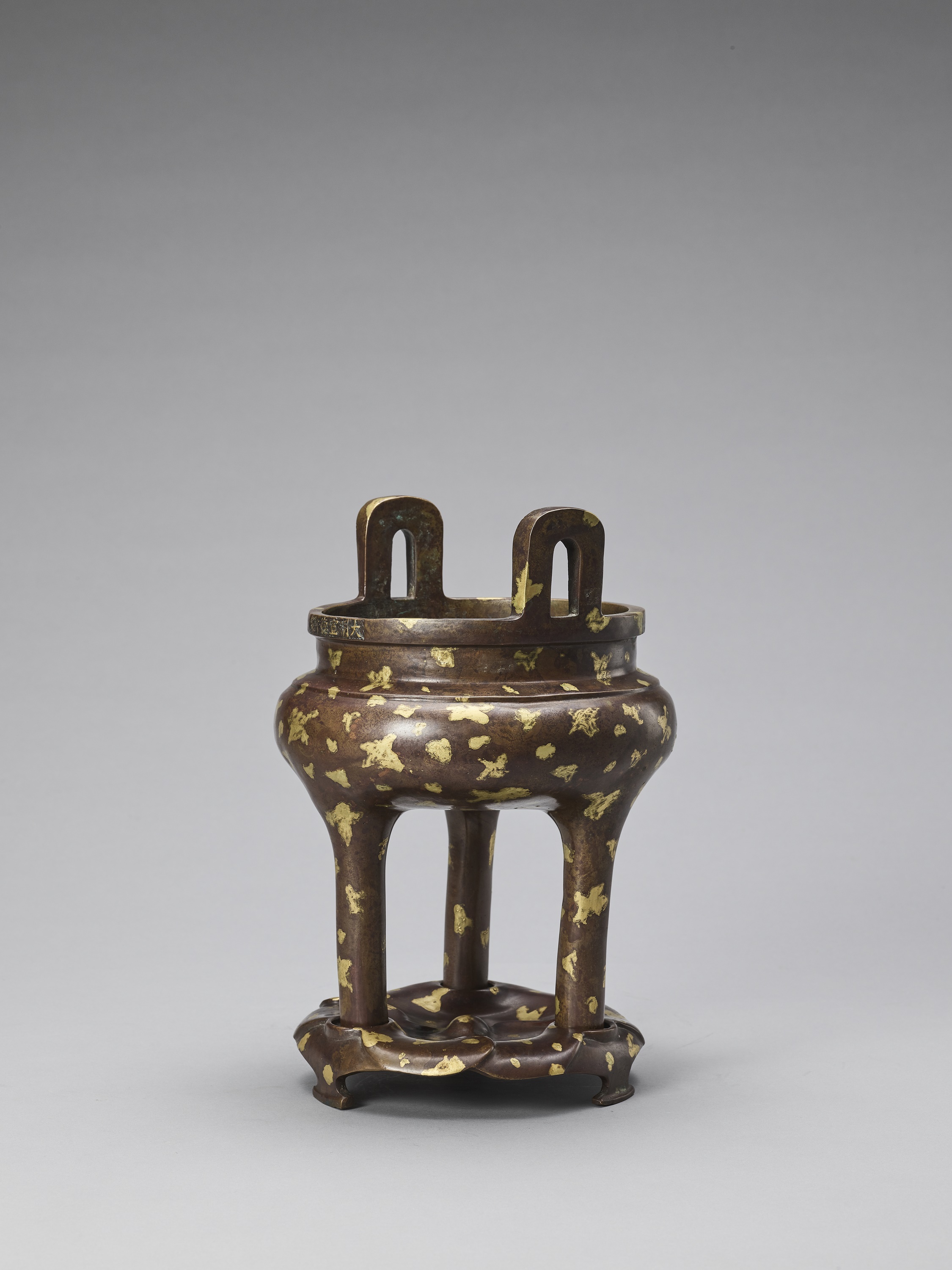 A GOLD-SPLASHED BRONZE TRIPOD CENSER WITH SIX-CHARACTER XUANDE MARK, QING - Image 3 of 8