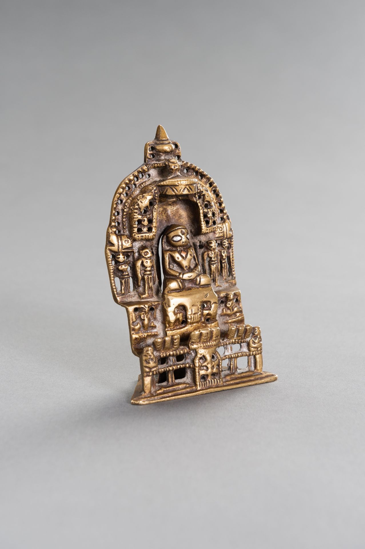 AN INDIAN SILVER INLAID JAIN BRONZE ALTAR - Image 5 of 10