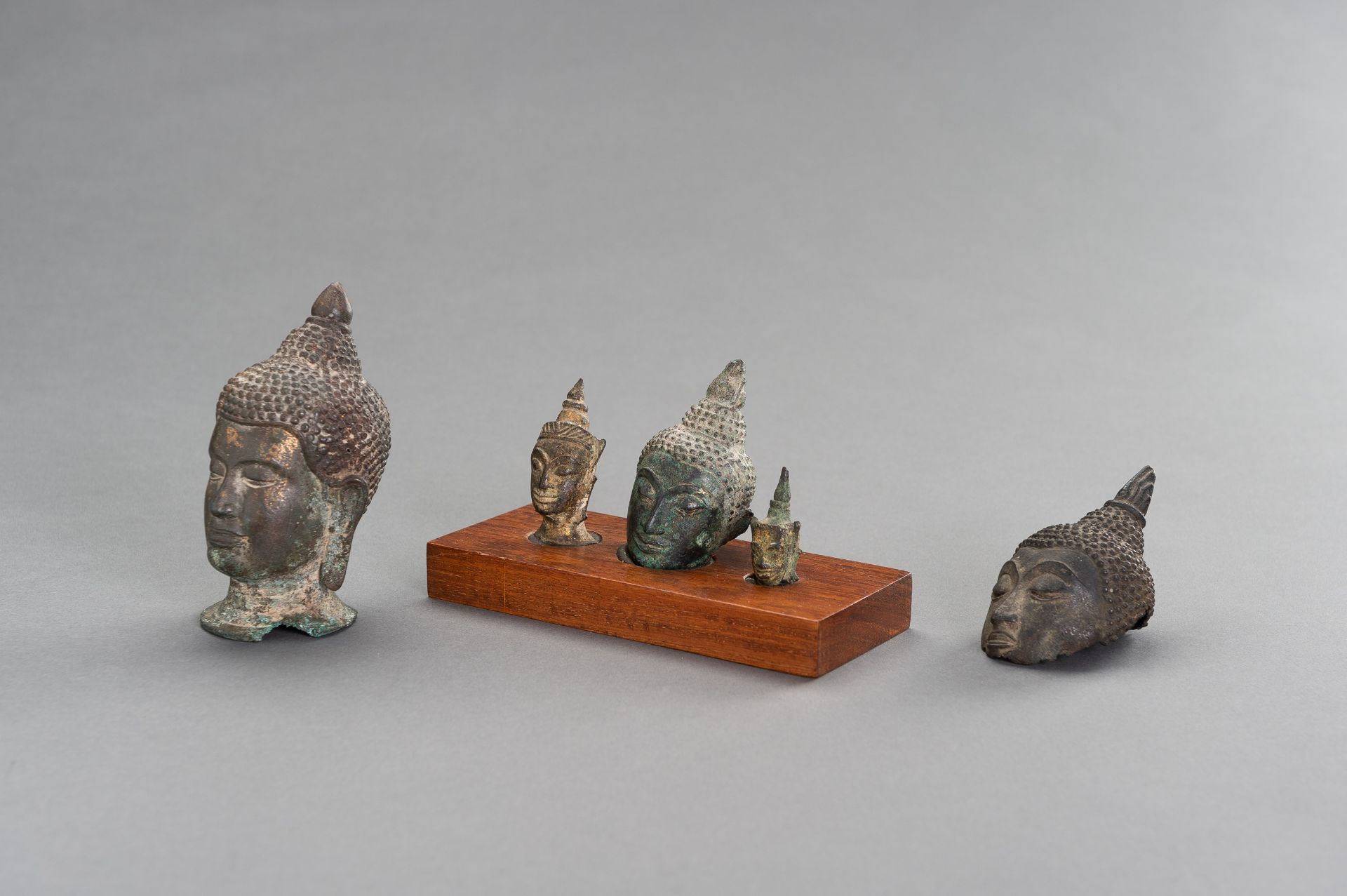 A LOT WITH FIVE SMALL BRONZE BUDDHA HEADS - Image 4 of 7