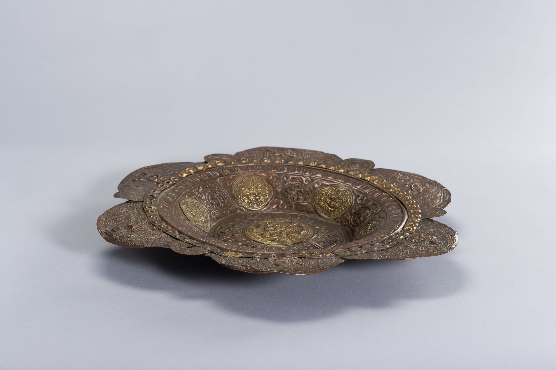 A LARGE COPPER REPOUSSE ALMS DISH - Image 2 of 11