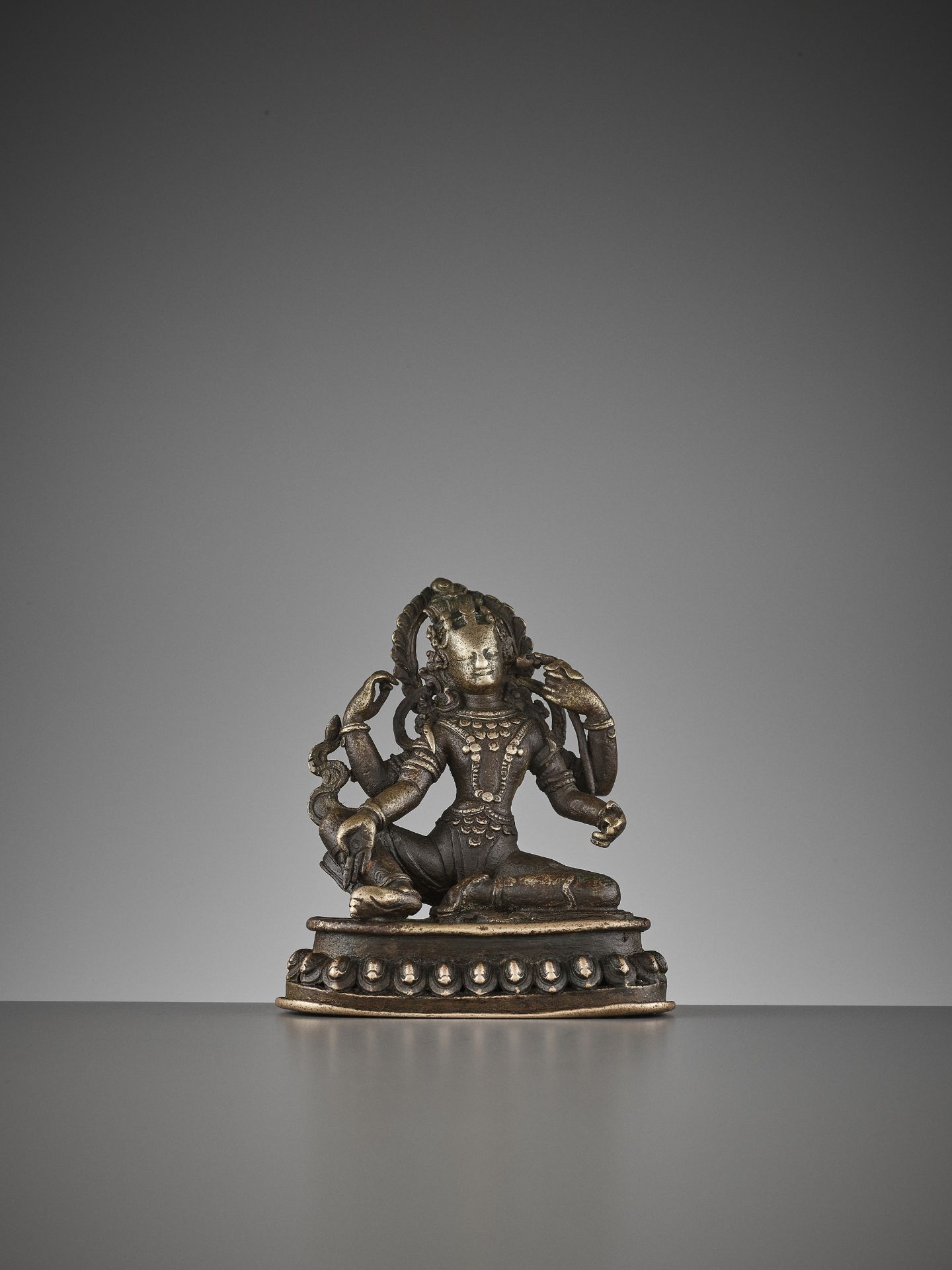 A SMALL BRONZE OF THE FOUR-ARMED AVALOKITESVARA, 15TH-16TH CENTURY