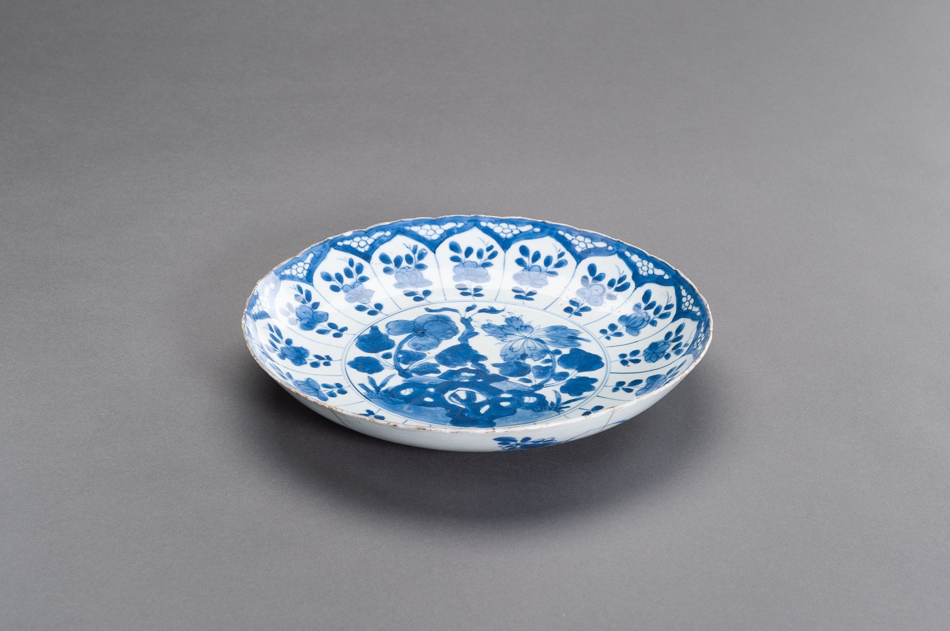 A BLUE AND WHITE PORCELAIN 'FLORAL' DISH, KANGXI - Image 2 of 8