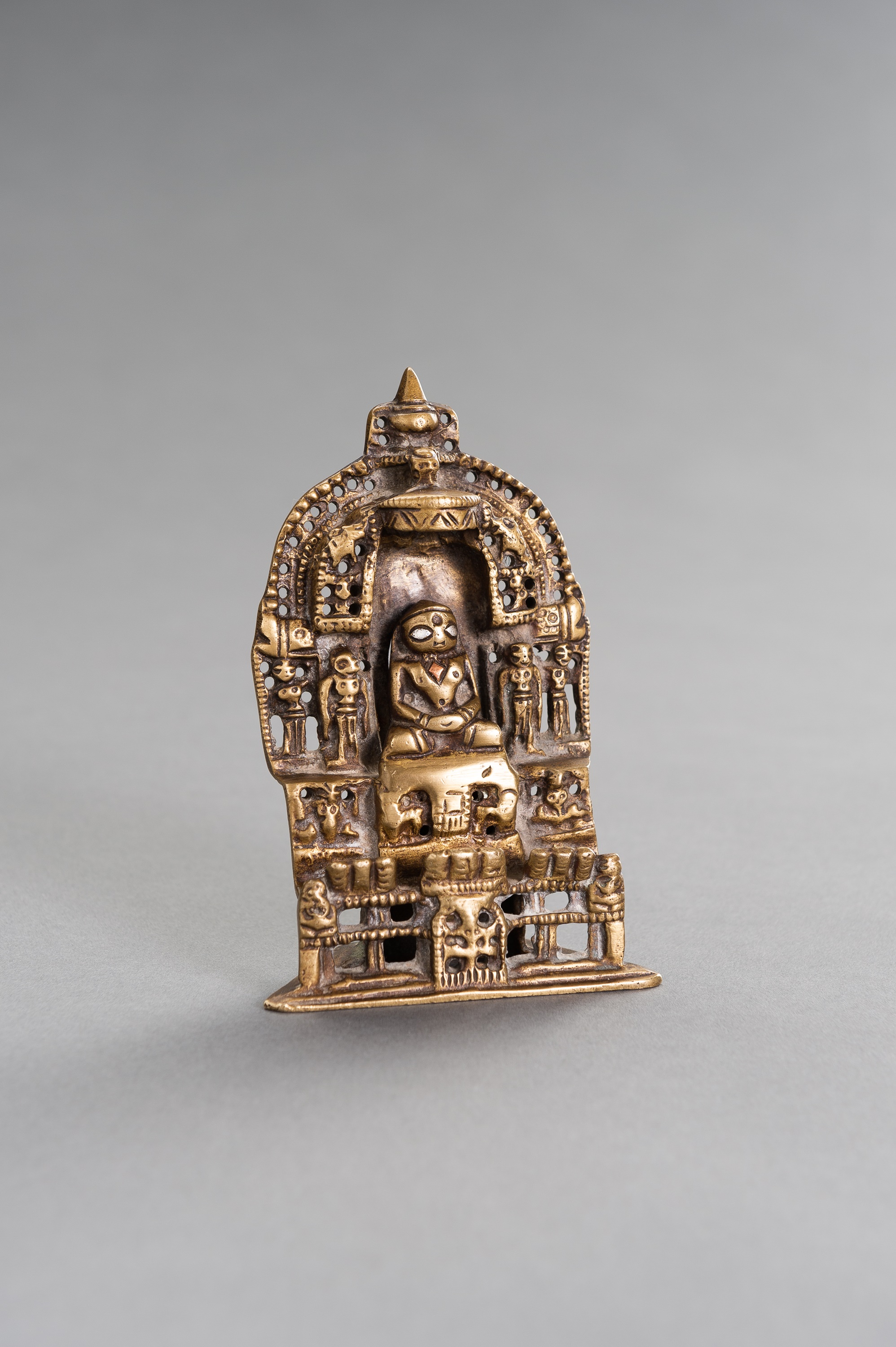 AN INDIAN SILVER INLAID JAIN BRONZE ALTAR - Image 3 of 10