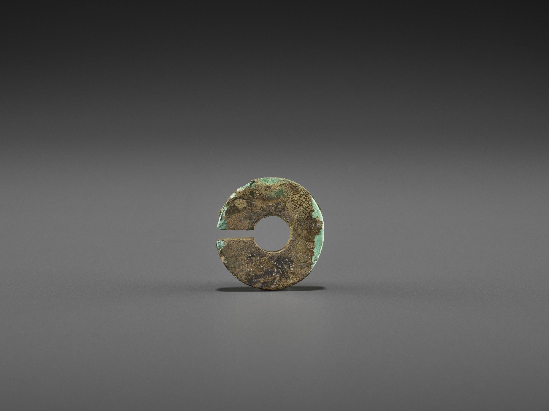 A SLIT-RING, JUE, WESTERN ZHOU - Image 2 of 7