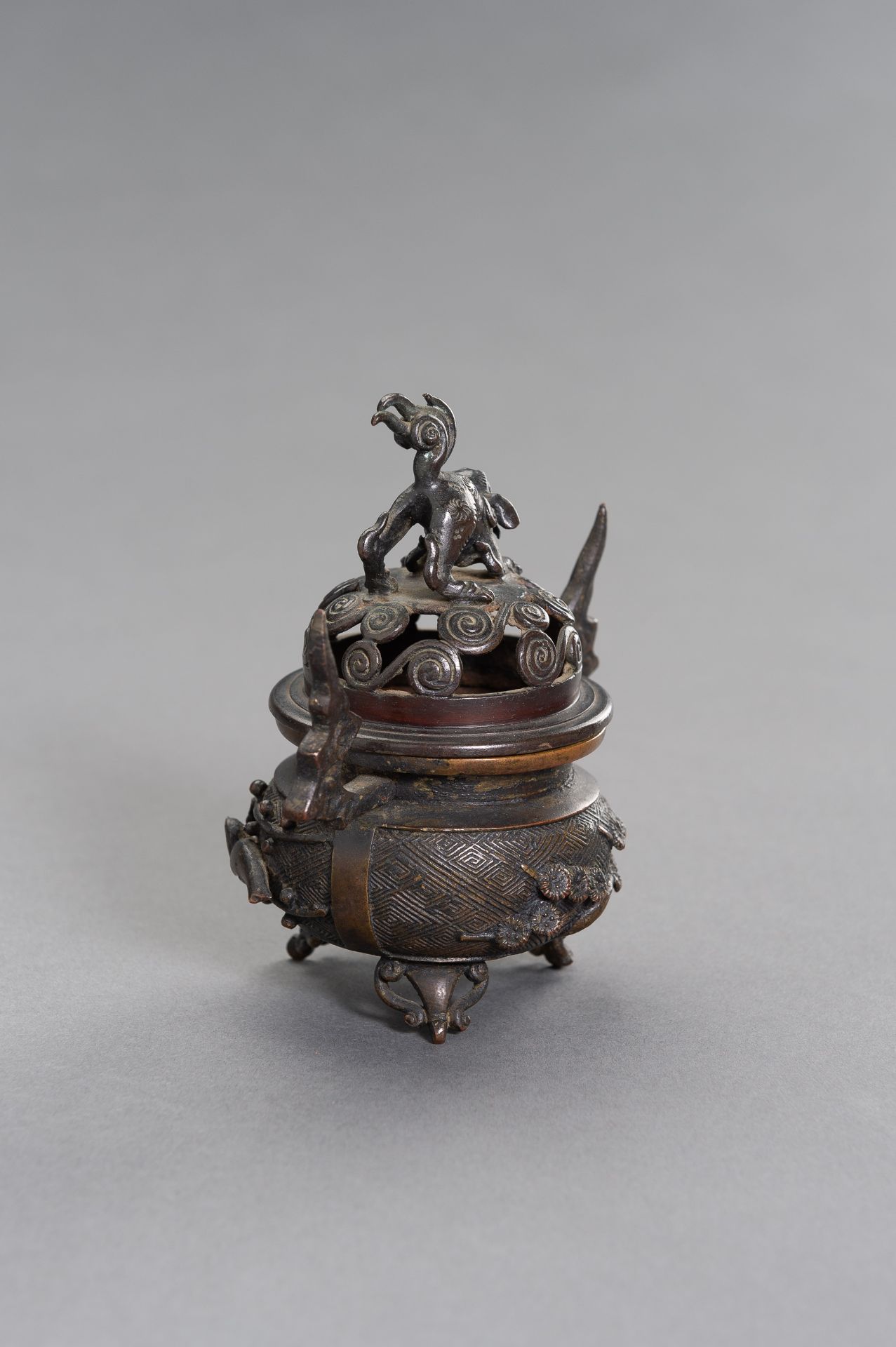 A CHINESE MINATURE BRONZE TRIPOD CENSER - Image 6 of 10