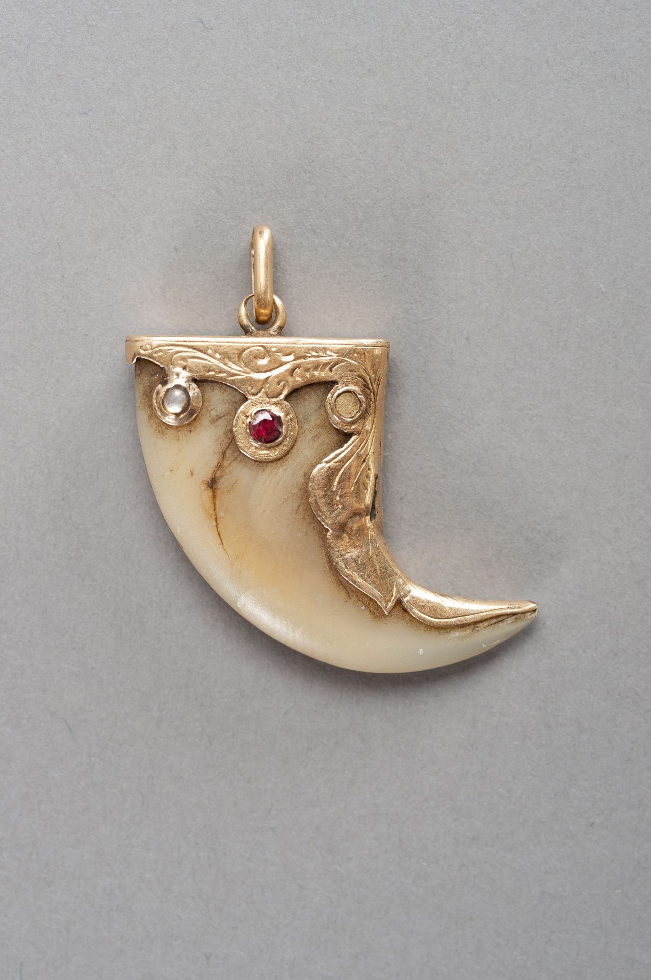 A GOLD AND GEMSTONE SET TIGER CLAW PENDANT - Image 2 of 4