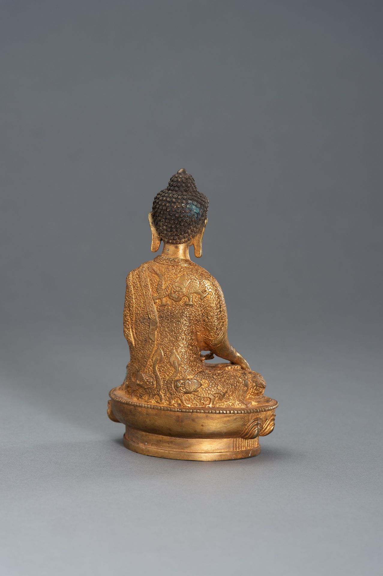 A GILT BRONZE BUDDHA - Image 5 of 8