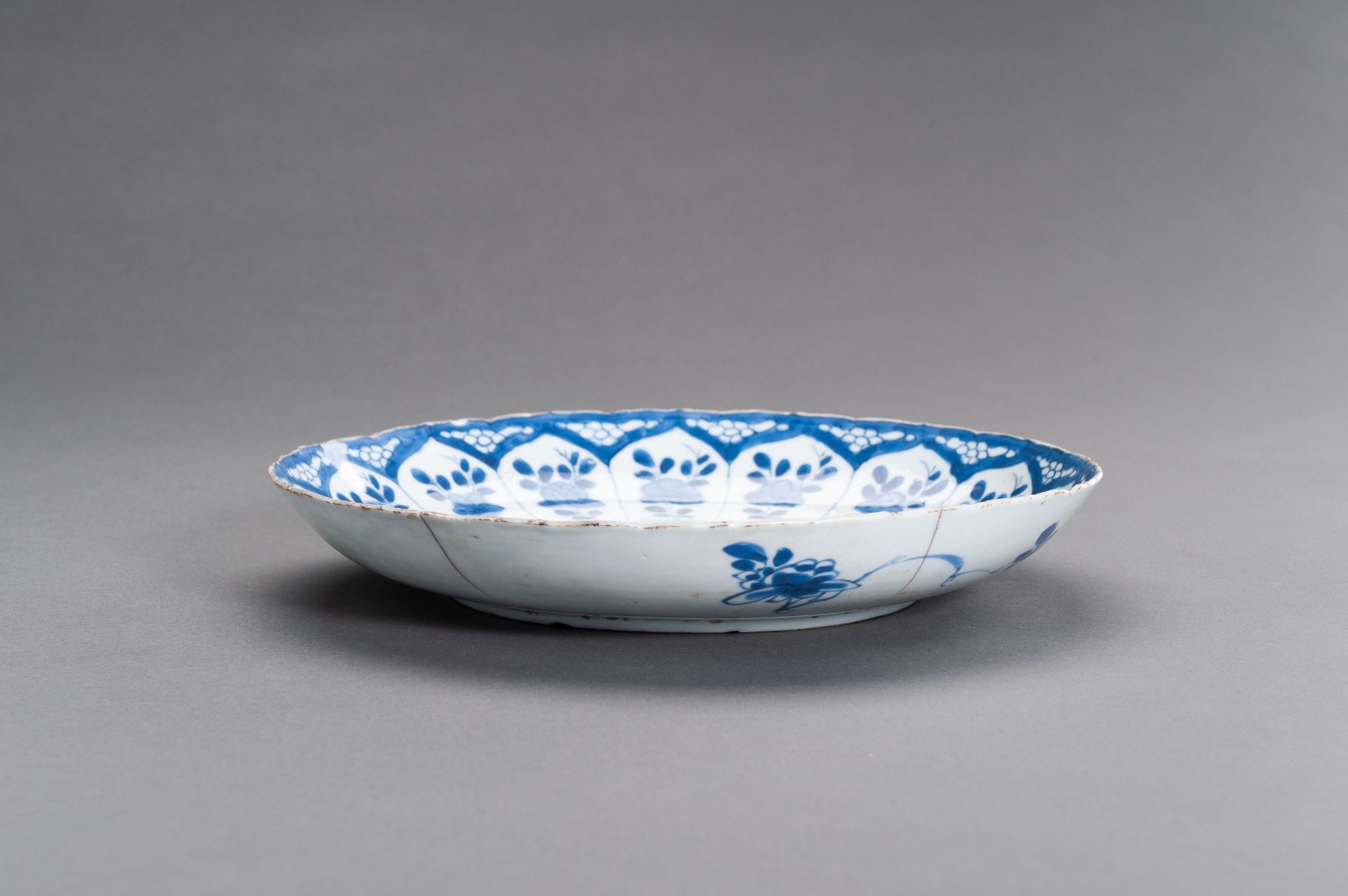 A BLUE AND WHITE PORCELAIN 'FLORAL' DISH, KANGXI - Image 3 of 8