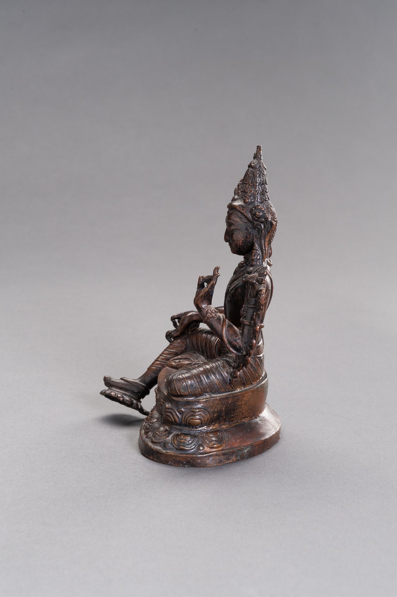 A COPPER ALLOY FIGURE OF PADMAPANI, 19TH CENTURY - Image 3 of 7