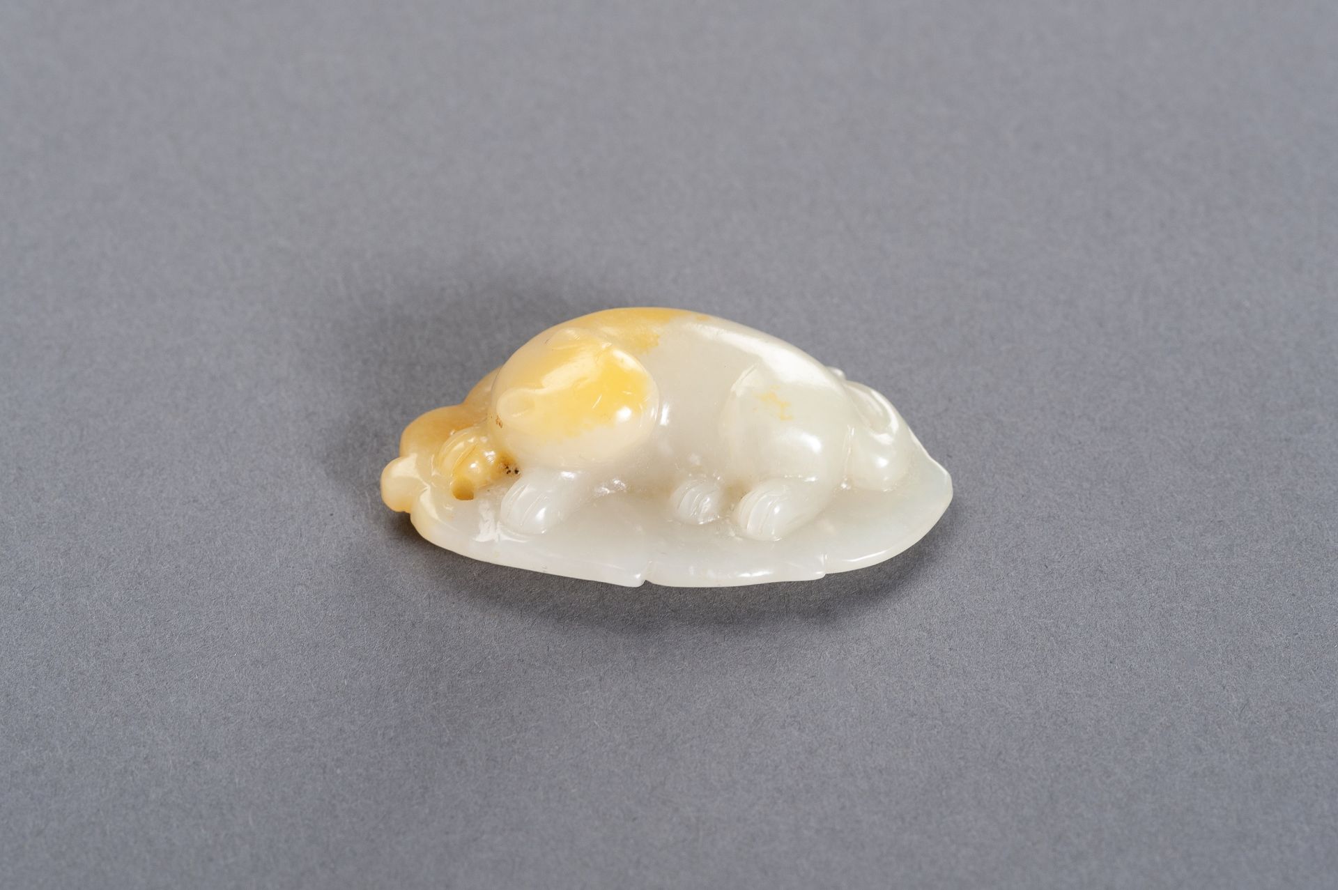 A CELADON AND YELLOW JADE 'CAT ON LEAF' PENDANT, LATE QING TO REPUBLIC - Image 2 of 7