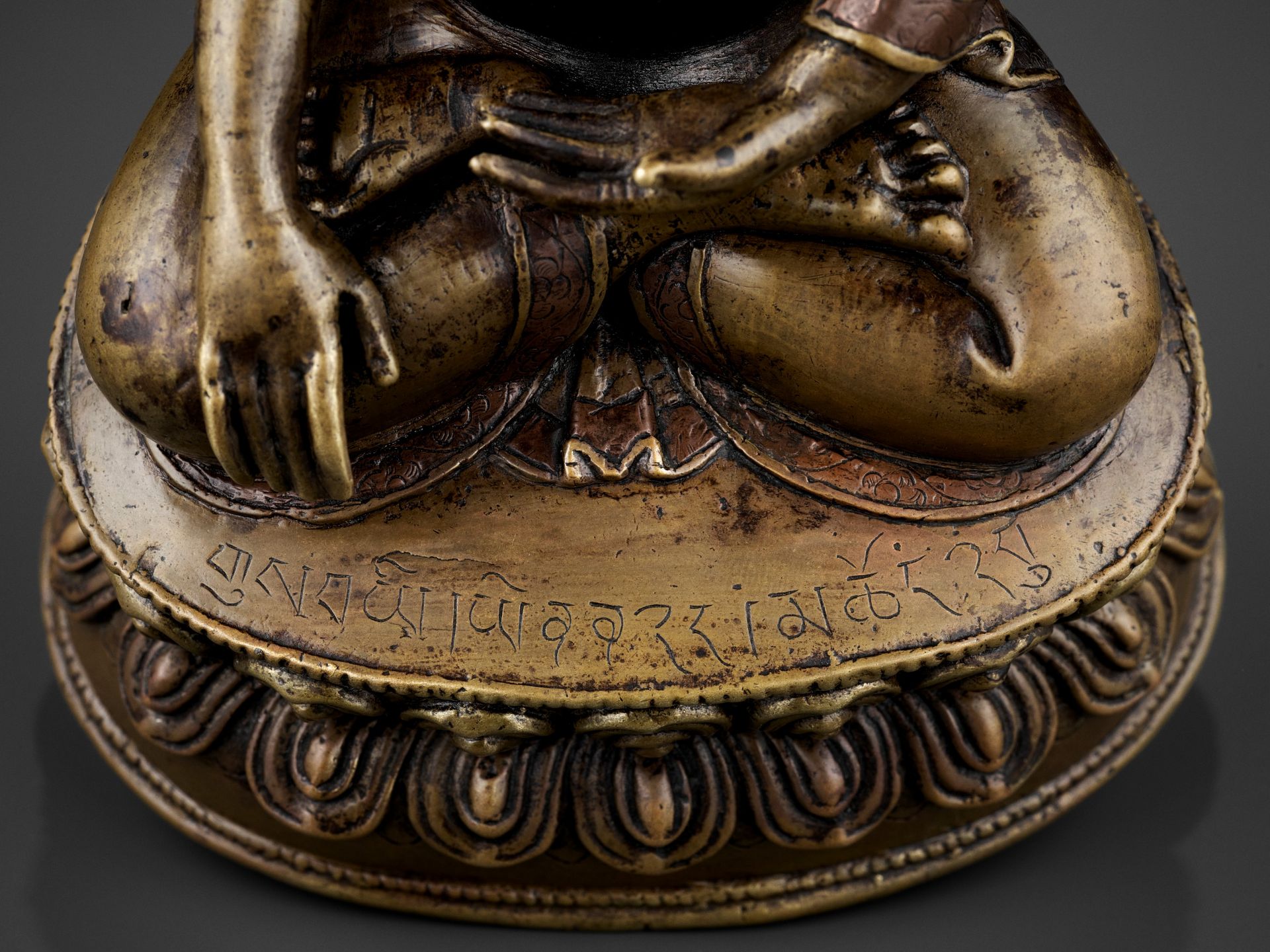 A PORTRAIT BRONZE OF A MONK, COPPER- AND SILVER-INLAID, 16TH-18TH CENTURY - Image 4 of 12