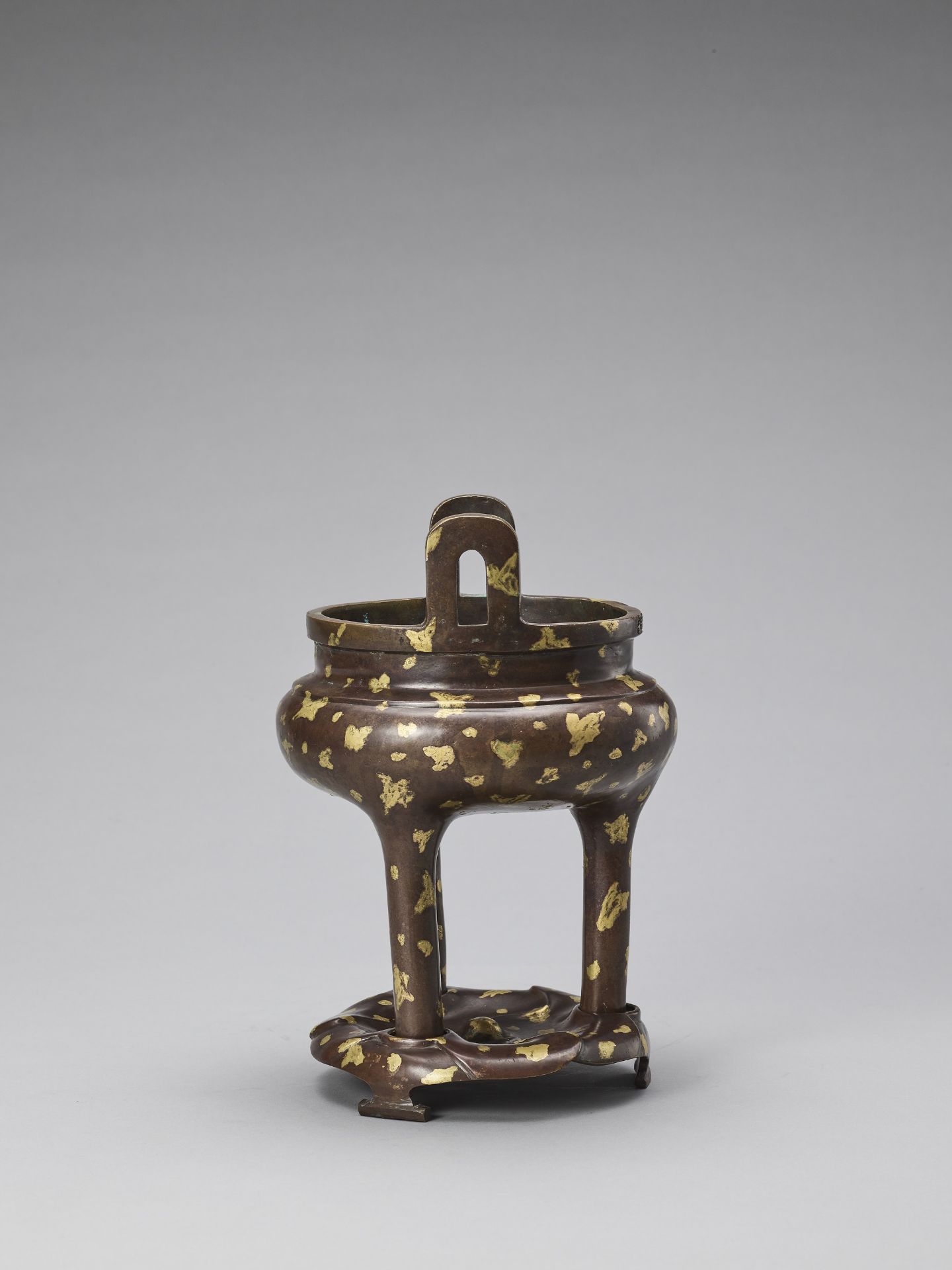 A GOLD-SPLASHED BRONZE TRIPOD CENSER WITH SIX-CHARACTER XUANDE MARK, QING - Image 6 of 8