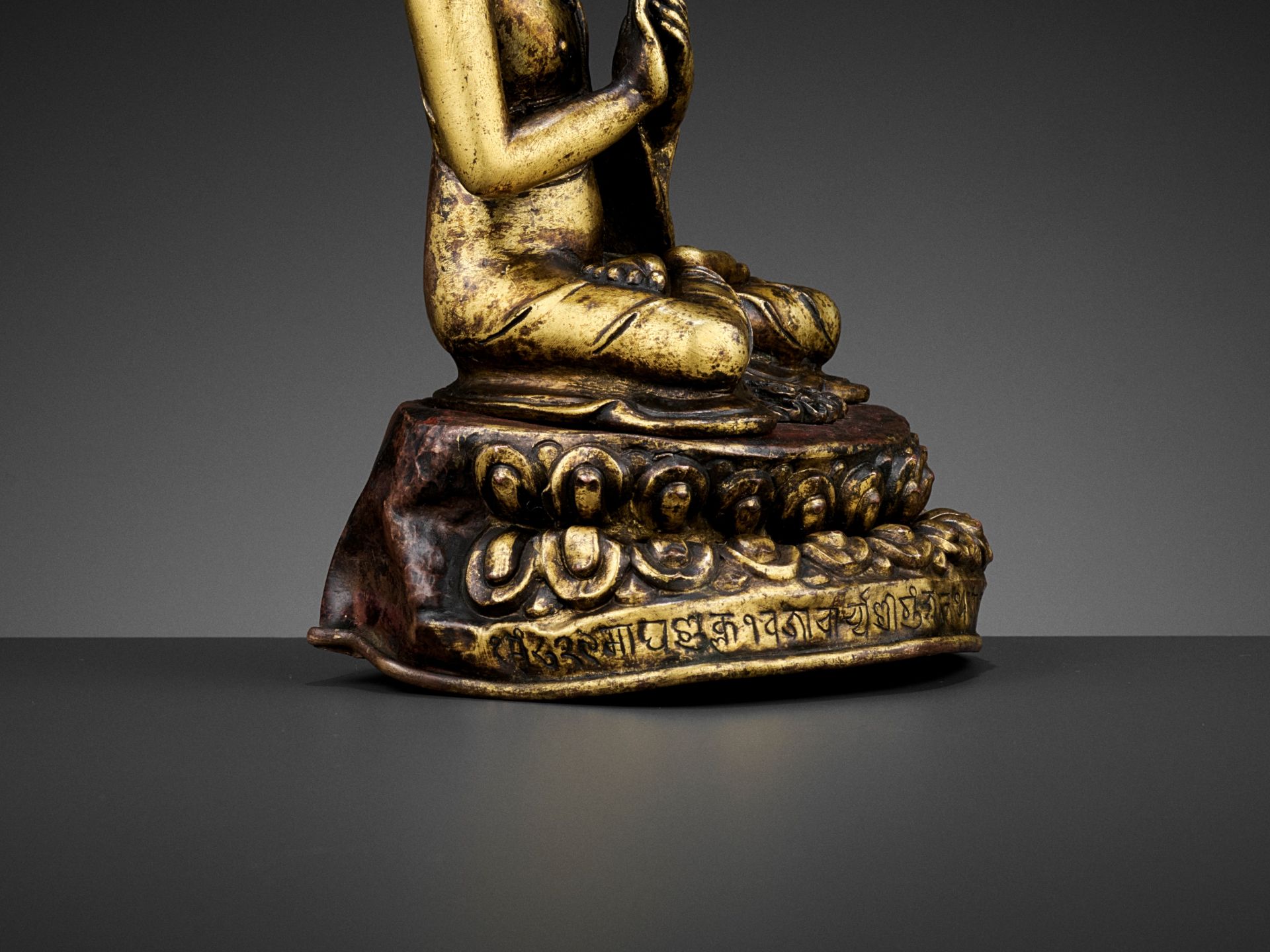 A GILT BRONZE FIGURE OF A CROWNED BUDDHA, DATED 1709 - Image 8 of 13