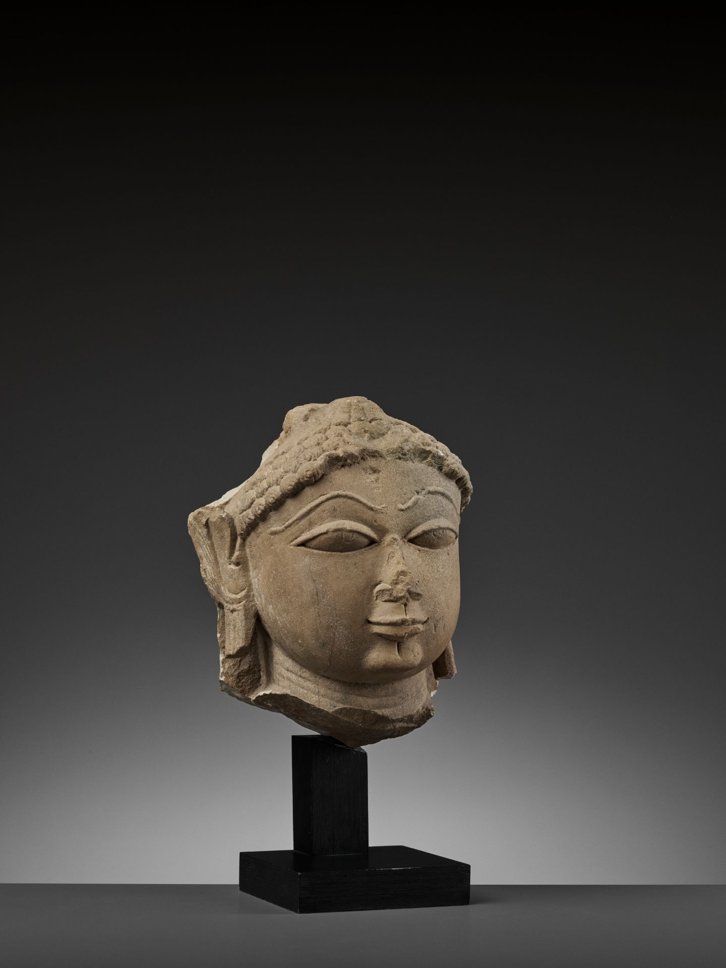 A JAIN SANDSTONE HEAD OF A JINA - Image 2 of 13