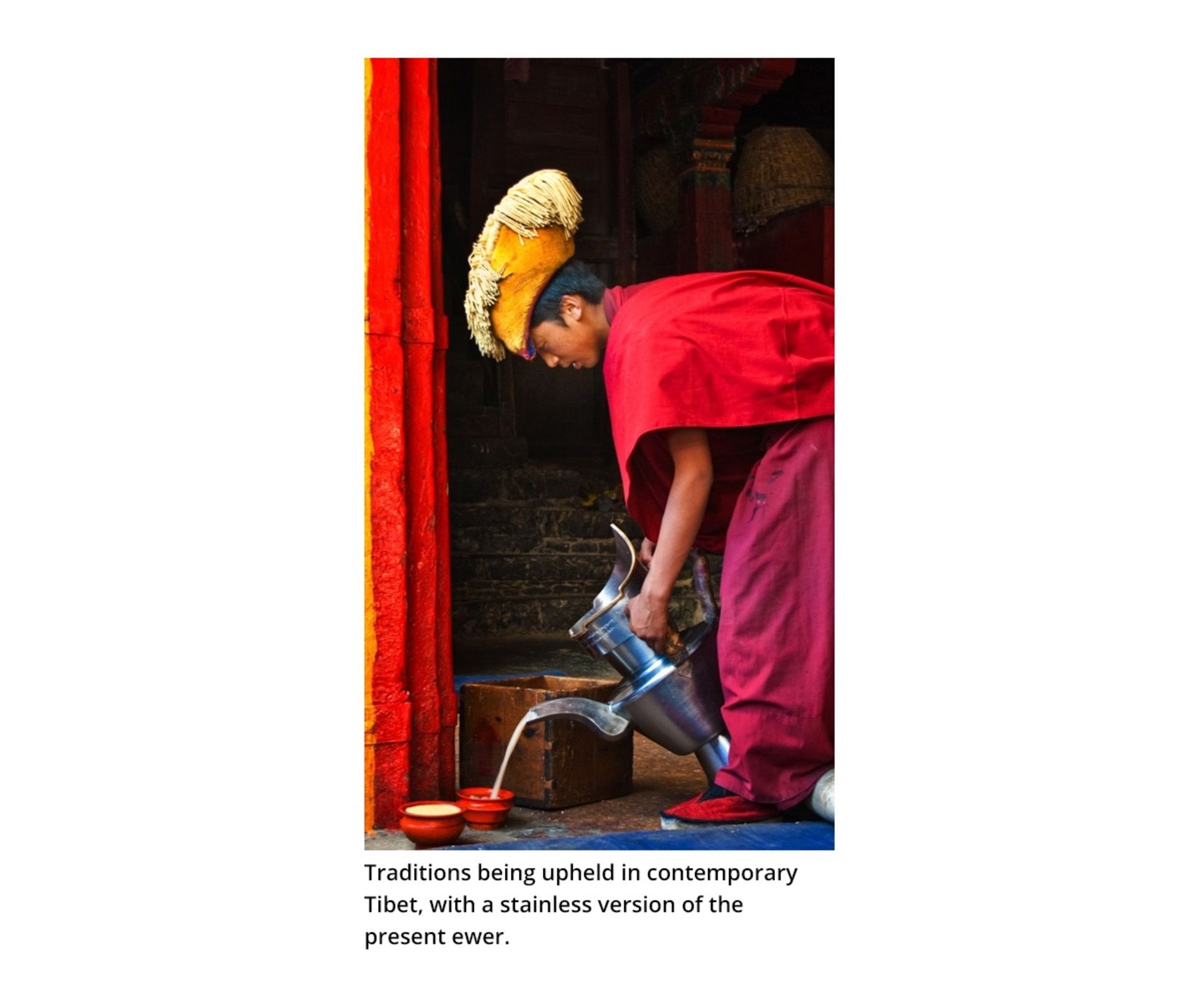 A TIBETAN-CHINESE PARCEL-GILT BRONZE 'MONK'S CAP' EWER, SENGMAOHU - Bild 4 aus 17