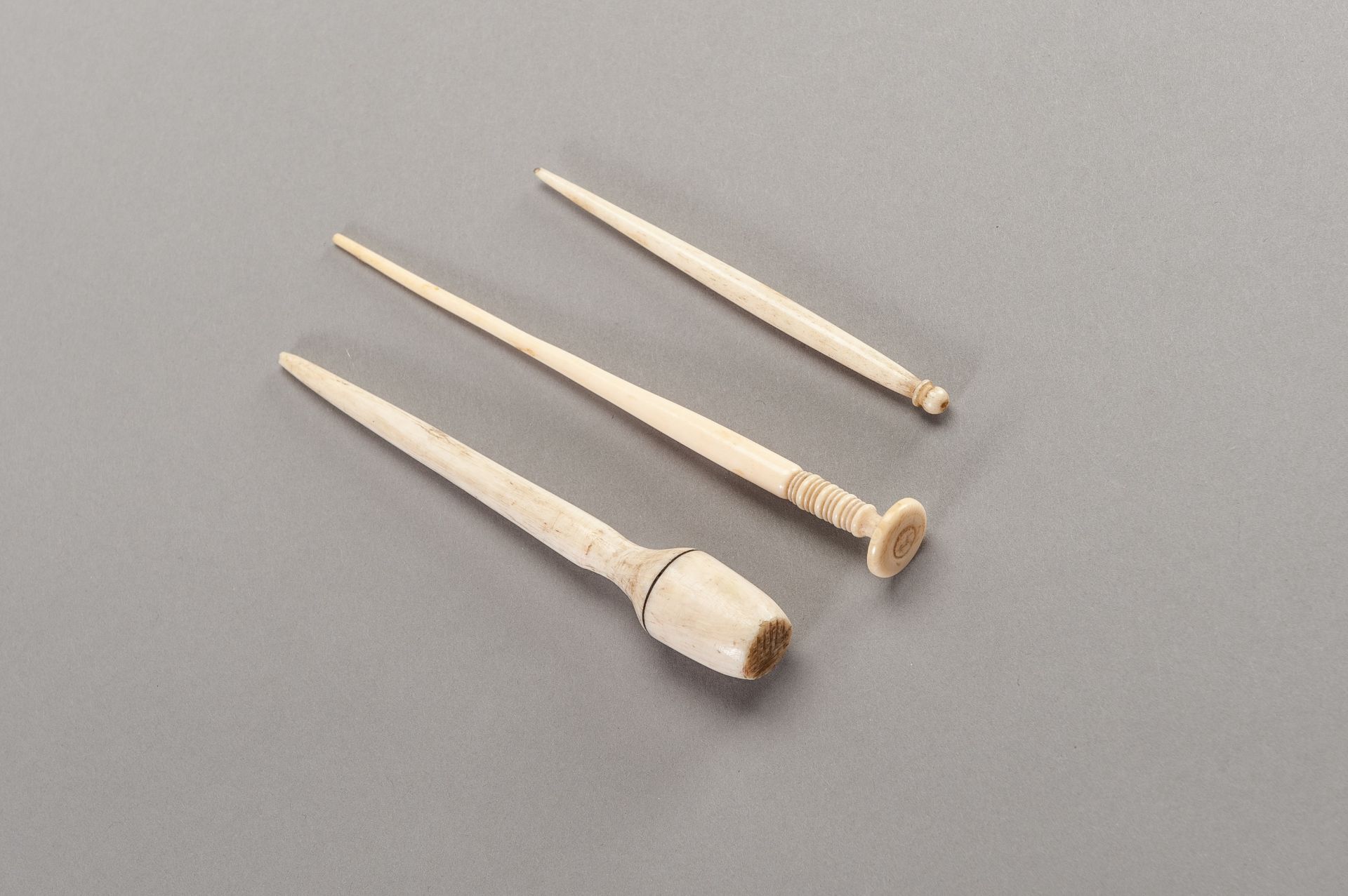 A GROUP OF THREE IVORY HAIRPINS - Image 3 of 7