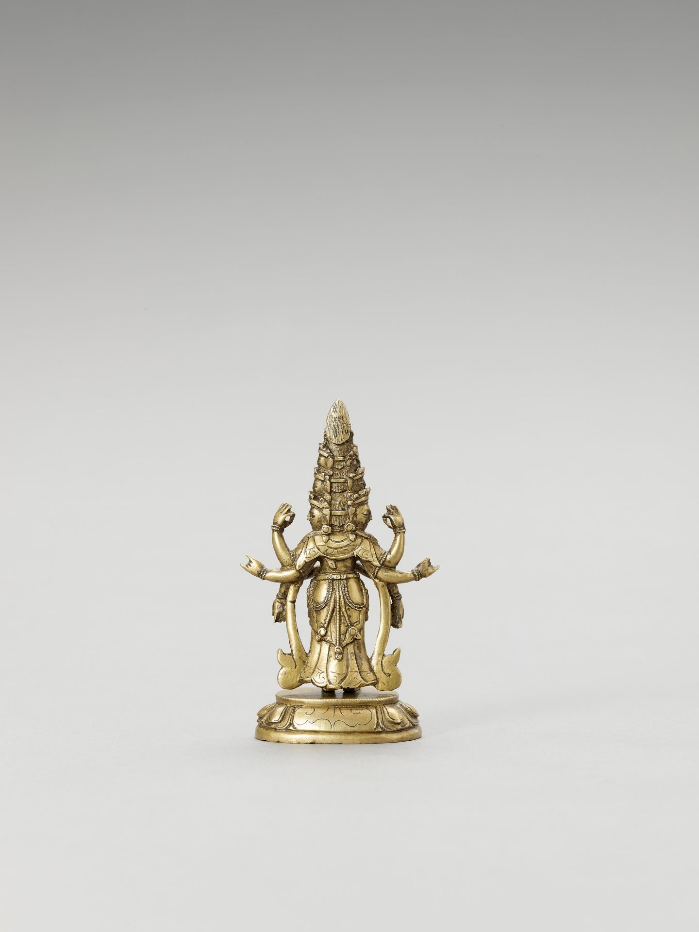 A SINO-TIBETAN GILT BRONZE FIGURE OF EKADASHAMUKHA AVALOKITESVARA, QING - Image 2 of 7