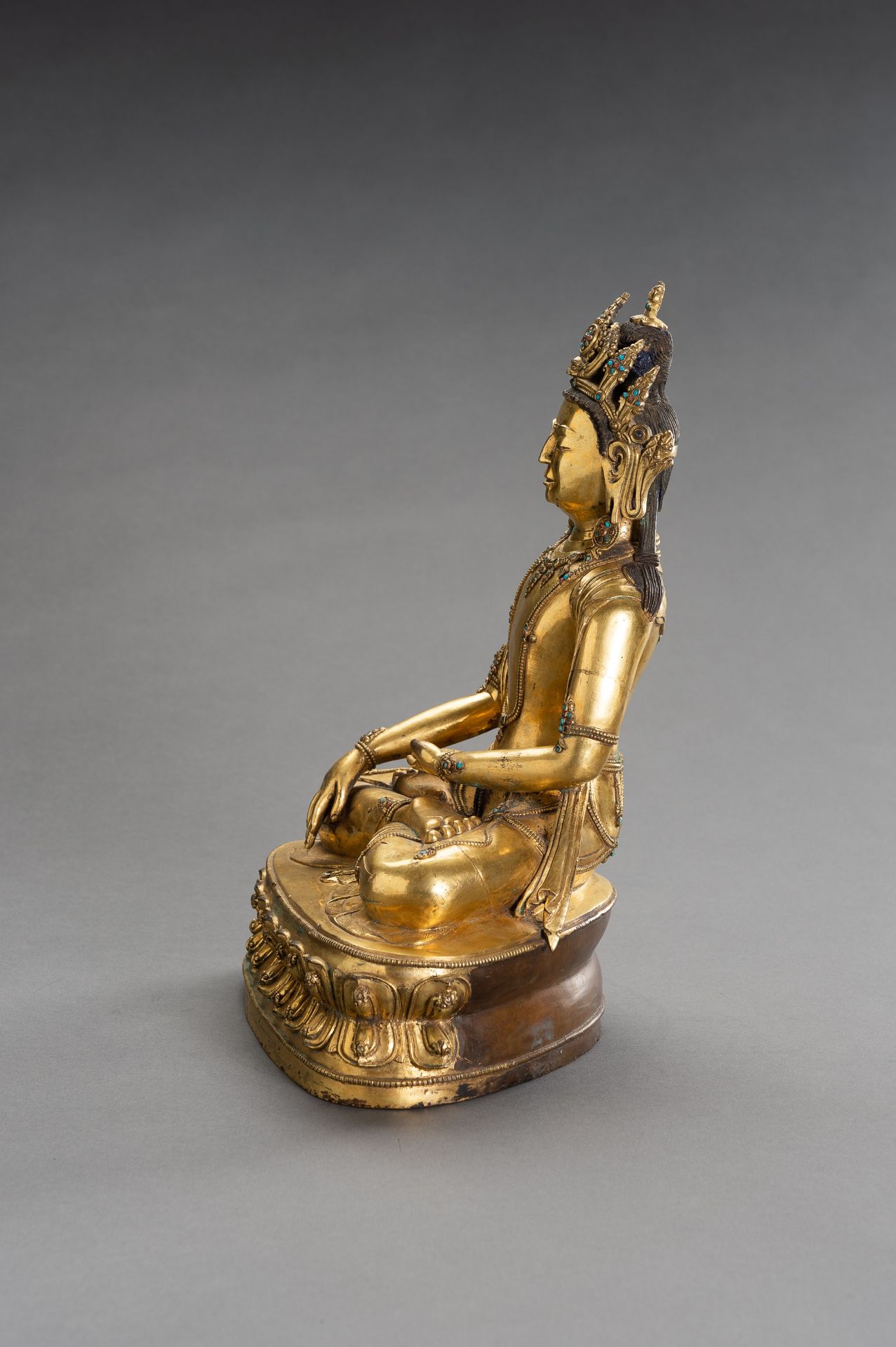 A LARGE GILT BRONZE FIGURE OF CROWNED BUDDHA SHAKYAMUNI - Image 4 of 9