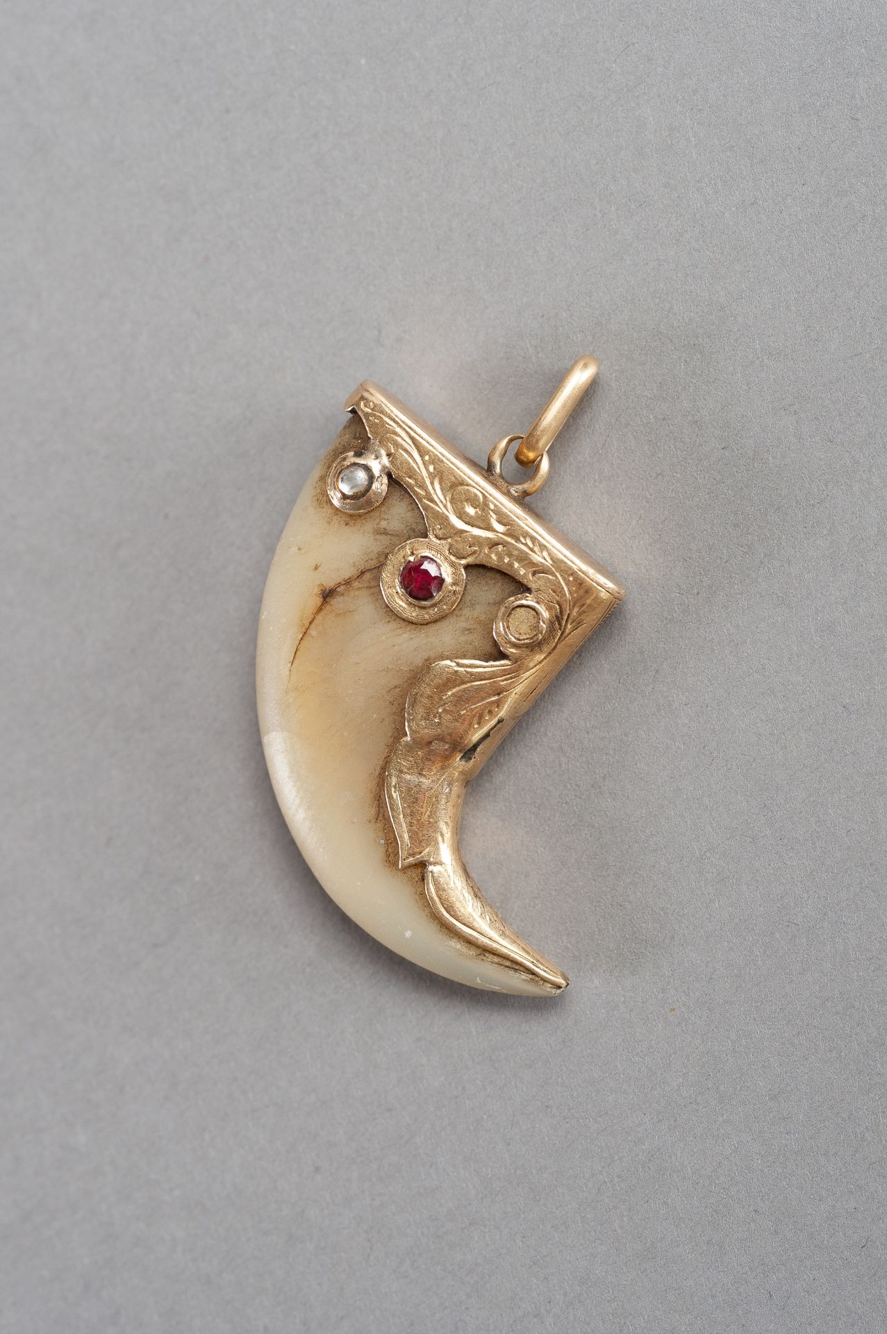 A GOLD AND GEMSTONE SET TIGER CLAW PENDANT - Image 4 of 4