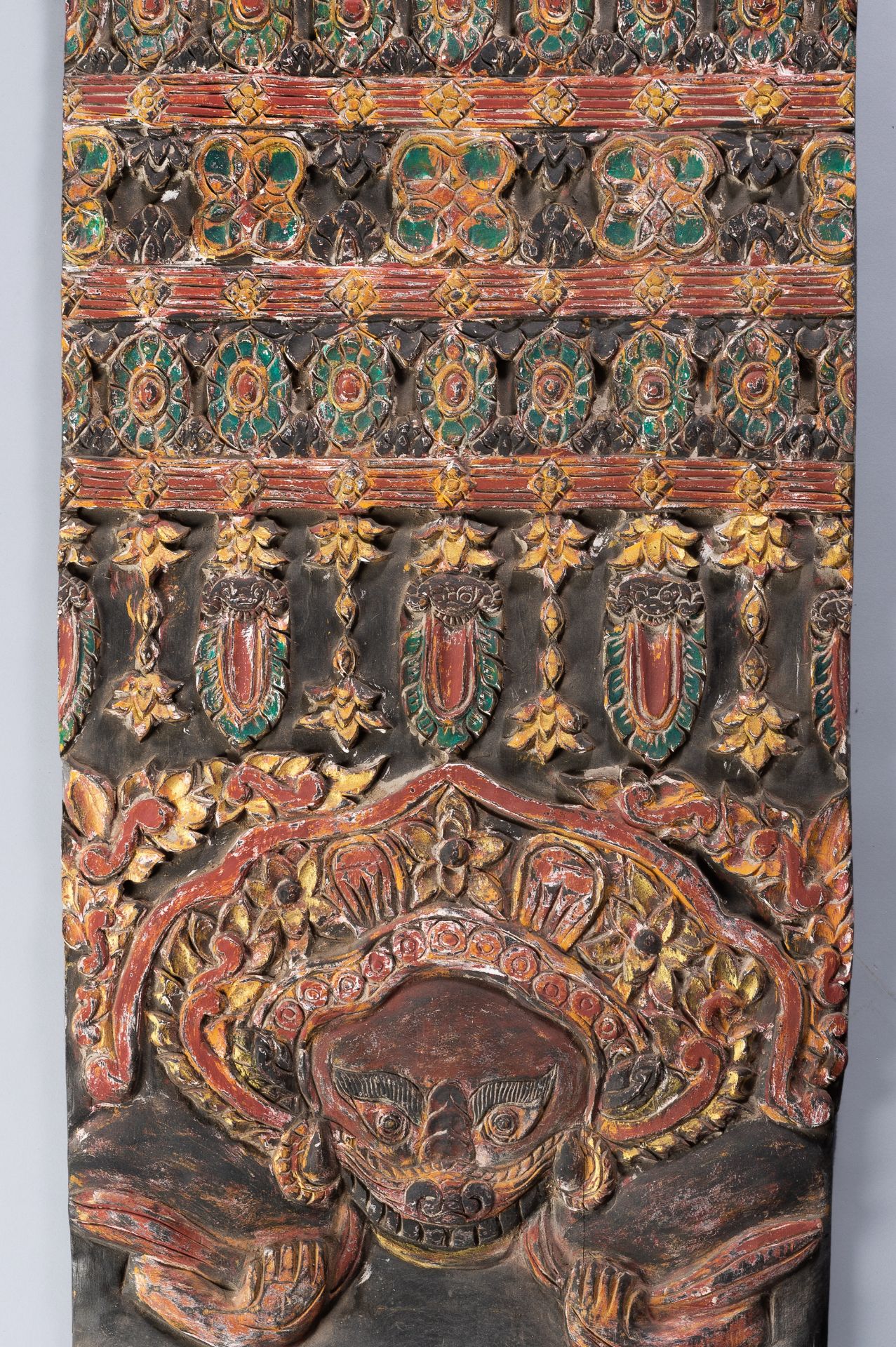 A LARGE CARVED WOOD PANEL DEPICTING BUDDHA - Image 4 of 6