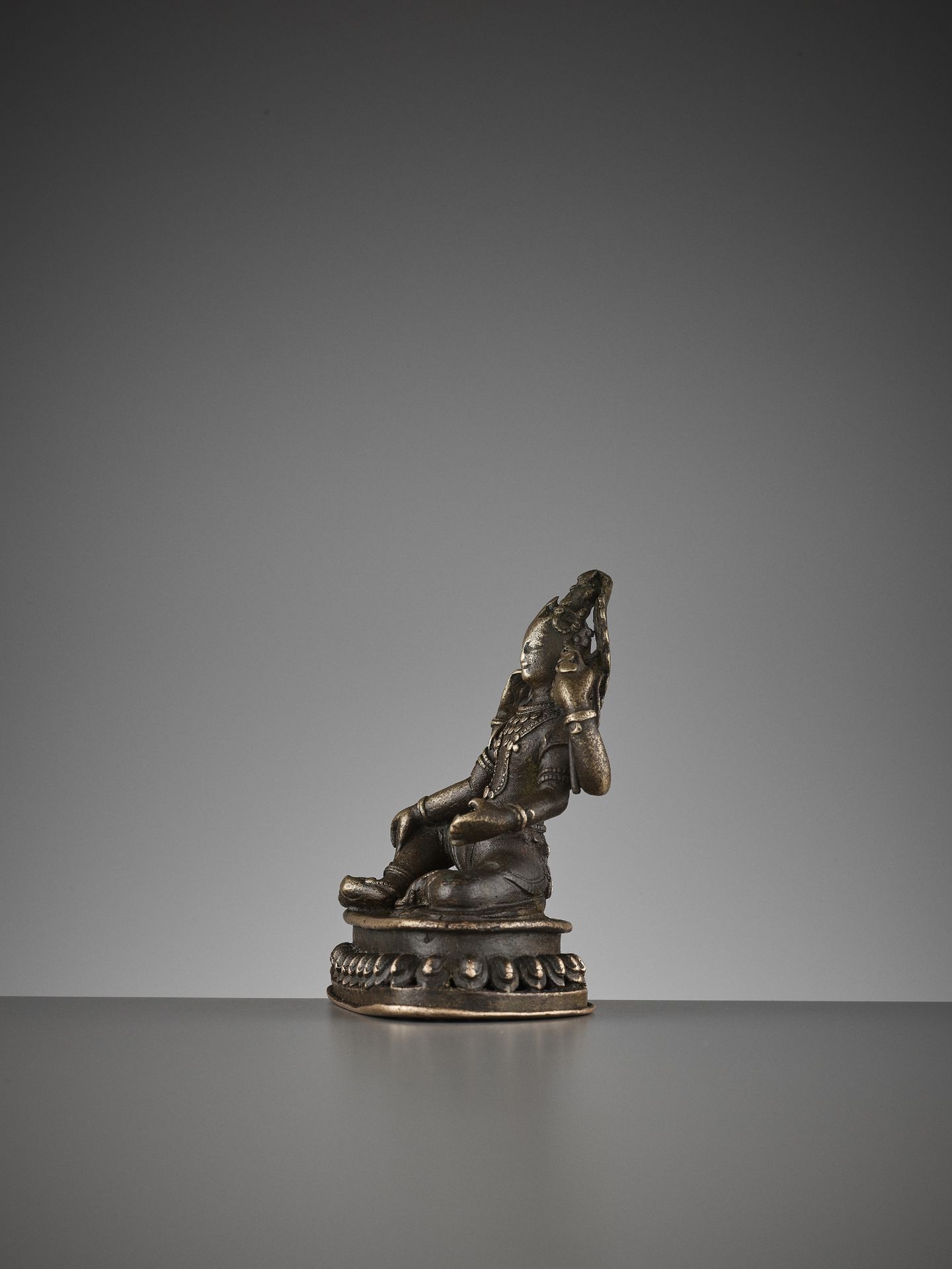 A SMALL BRONZE OF THE FOUR-ARMED AVALOKITESVARA, 15TH-16TH CENTURY - Image 5 of 11