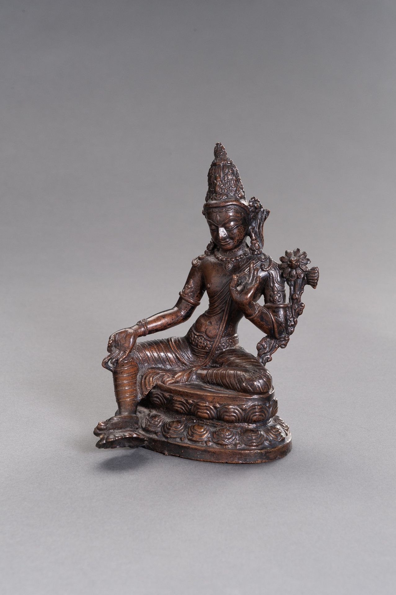 A COPPER ALLOY FIGURE OF PADMAPANI, 19TH CENTURY - Image 2 of 7