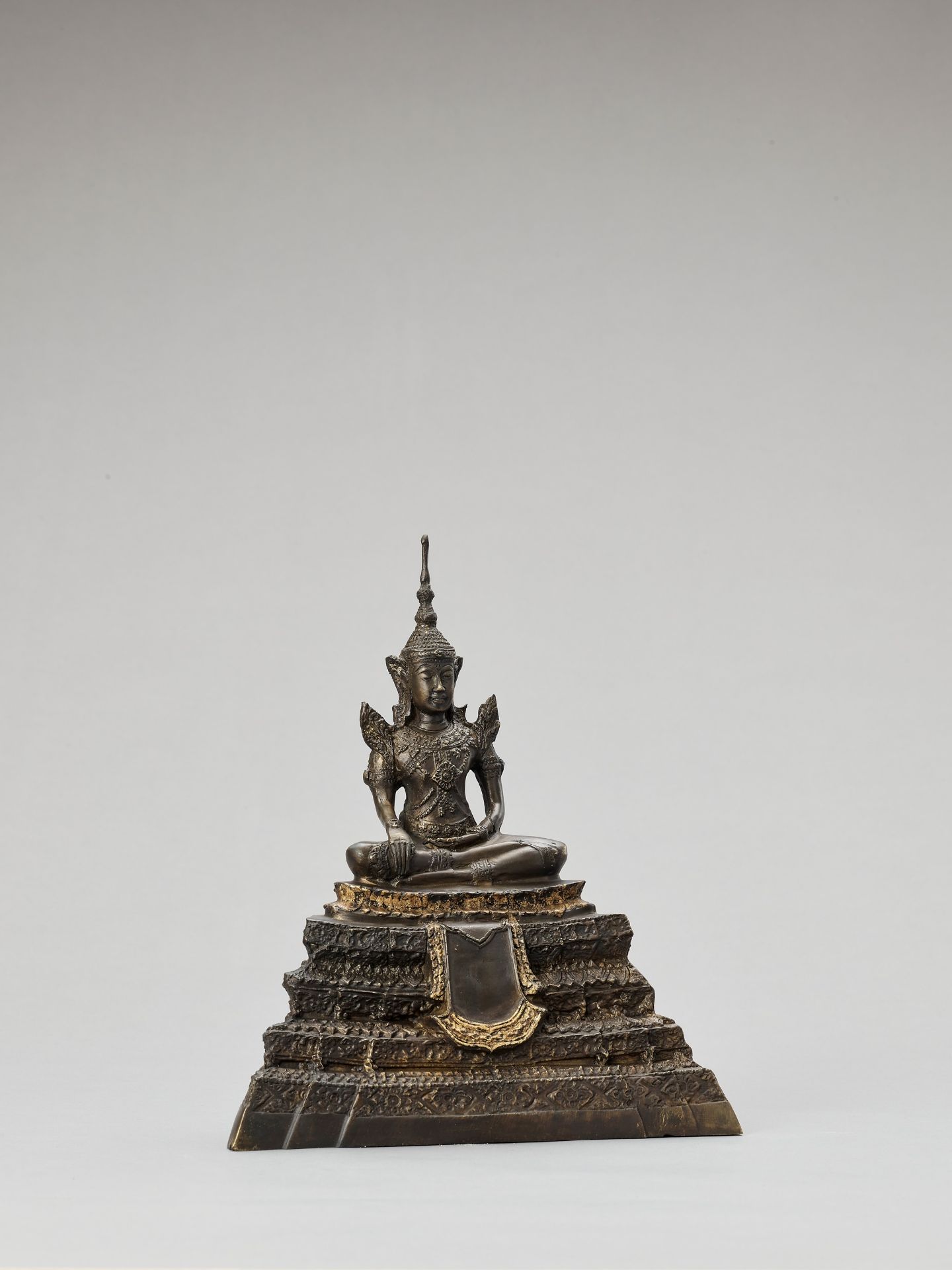 A THAI GILT BRONZE FIGURE OF BUDDHA SHAKYAMUNI, RATTANAKOSIN - Image 5 of 6