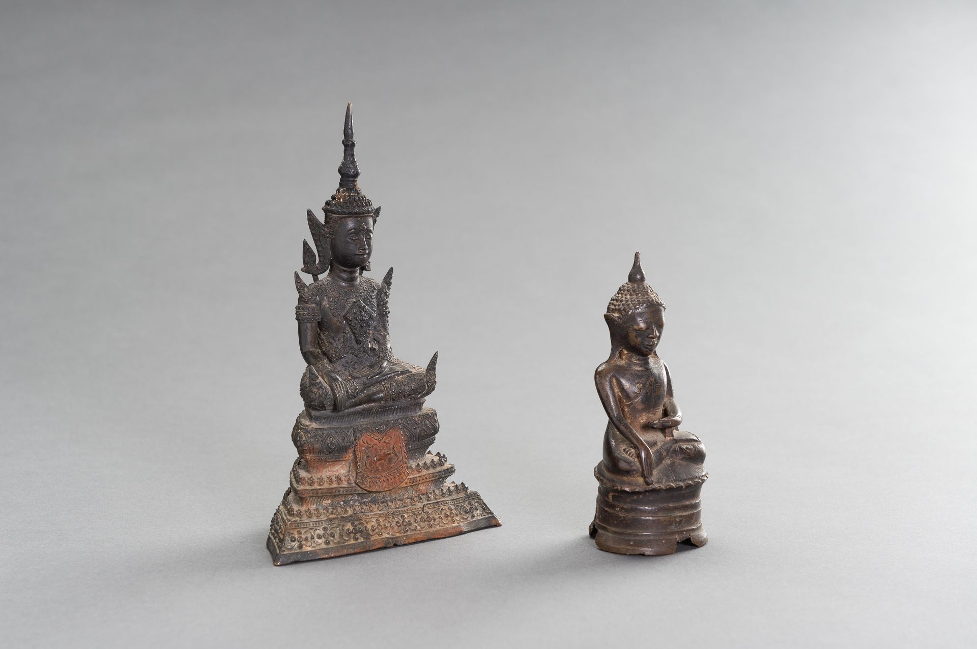 A LOT WITH TWO BRONZE BUDDHA FIGURES, 19TH CENTURY - Image 4 of 7