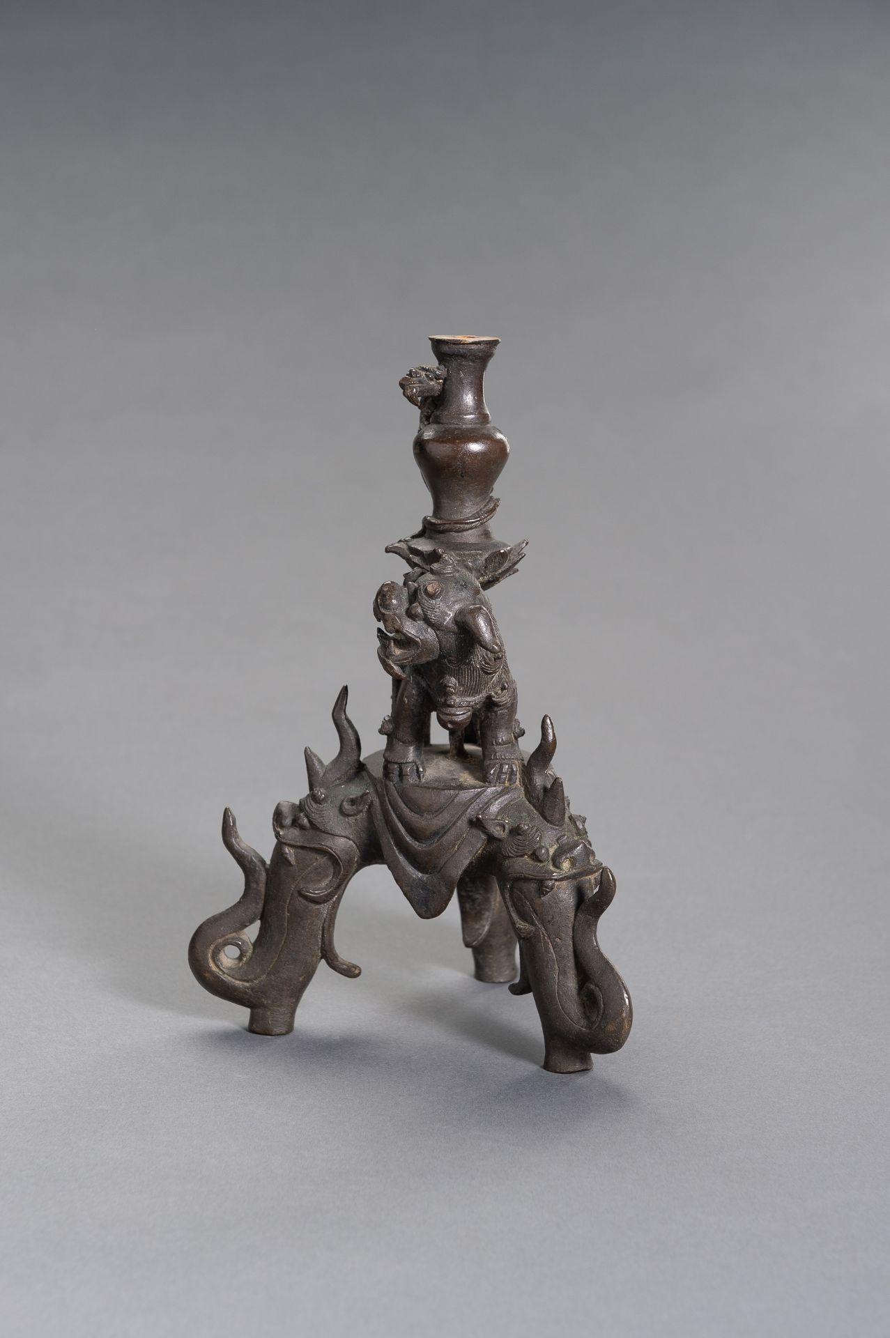 A FIGURAL CHINESE BRONZE LAMP STAND - Image 5 of 9