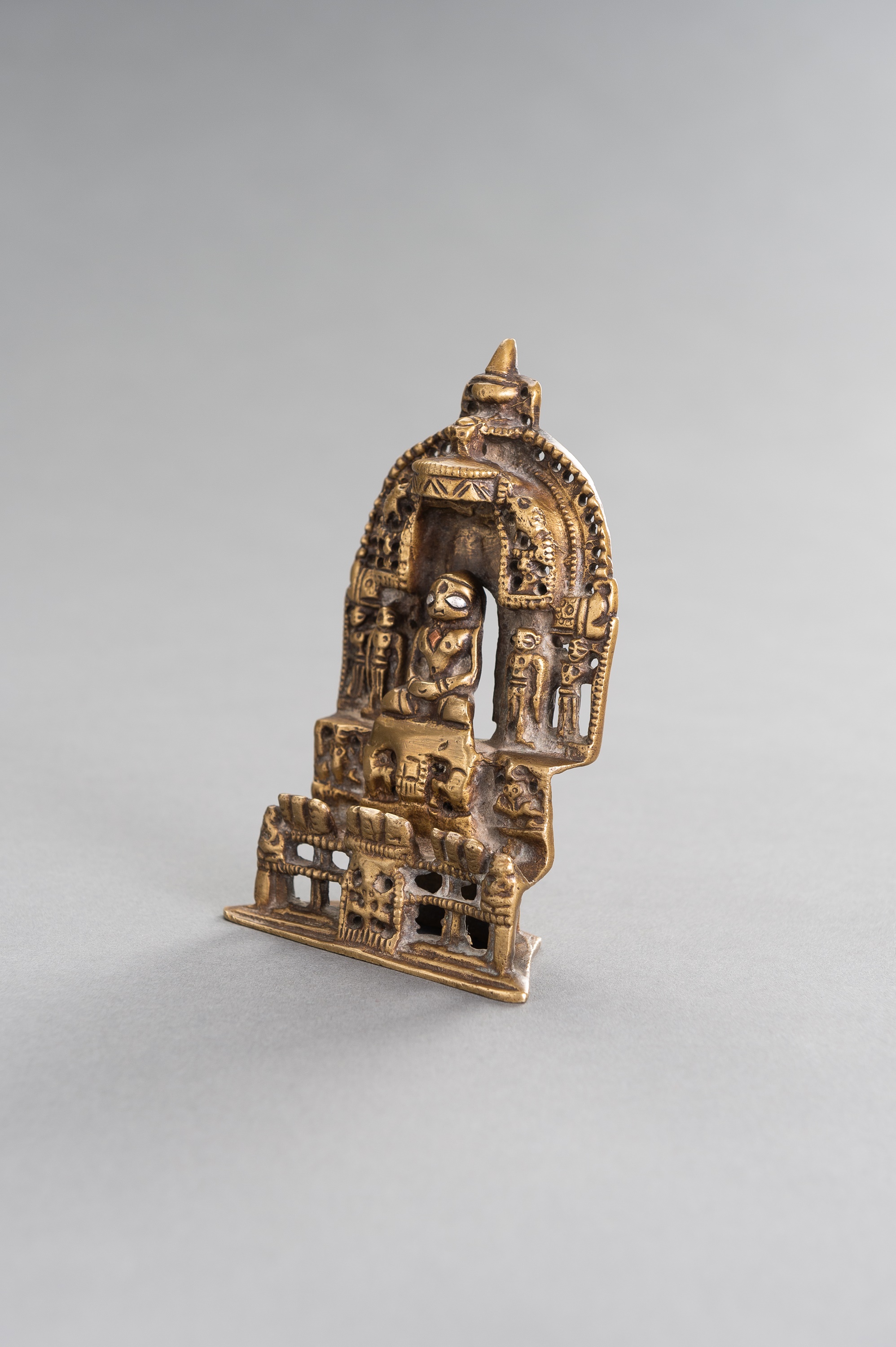 AN INDIAN SILVER INLAID JAIN BRONZE ALTAR - Image 4 of 10