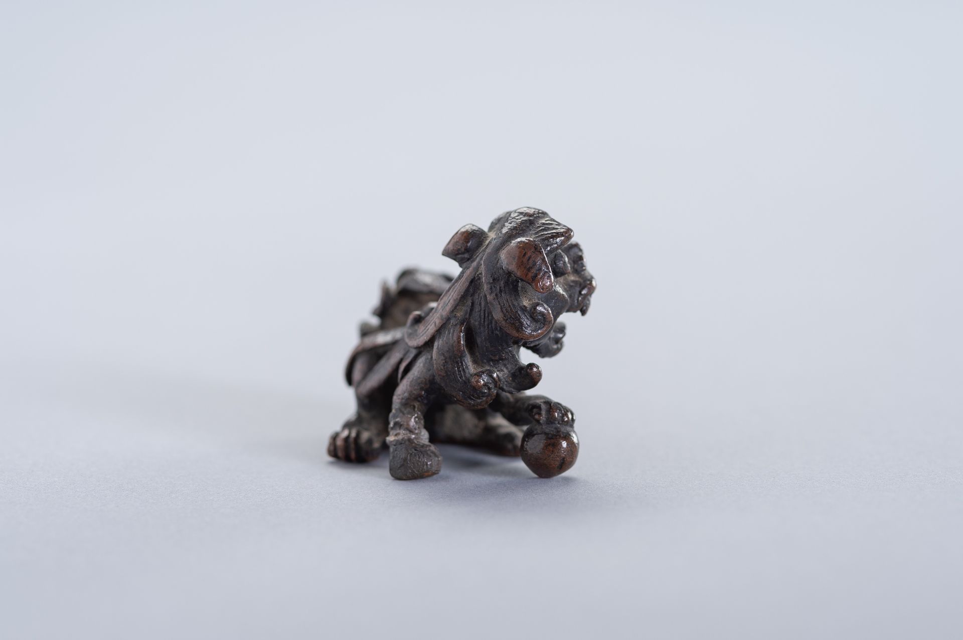 A MINIATURE BRONZE FIGURE OF A BUDDHIST LION - Image 7 of 10