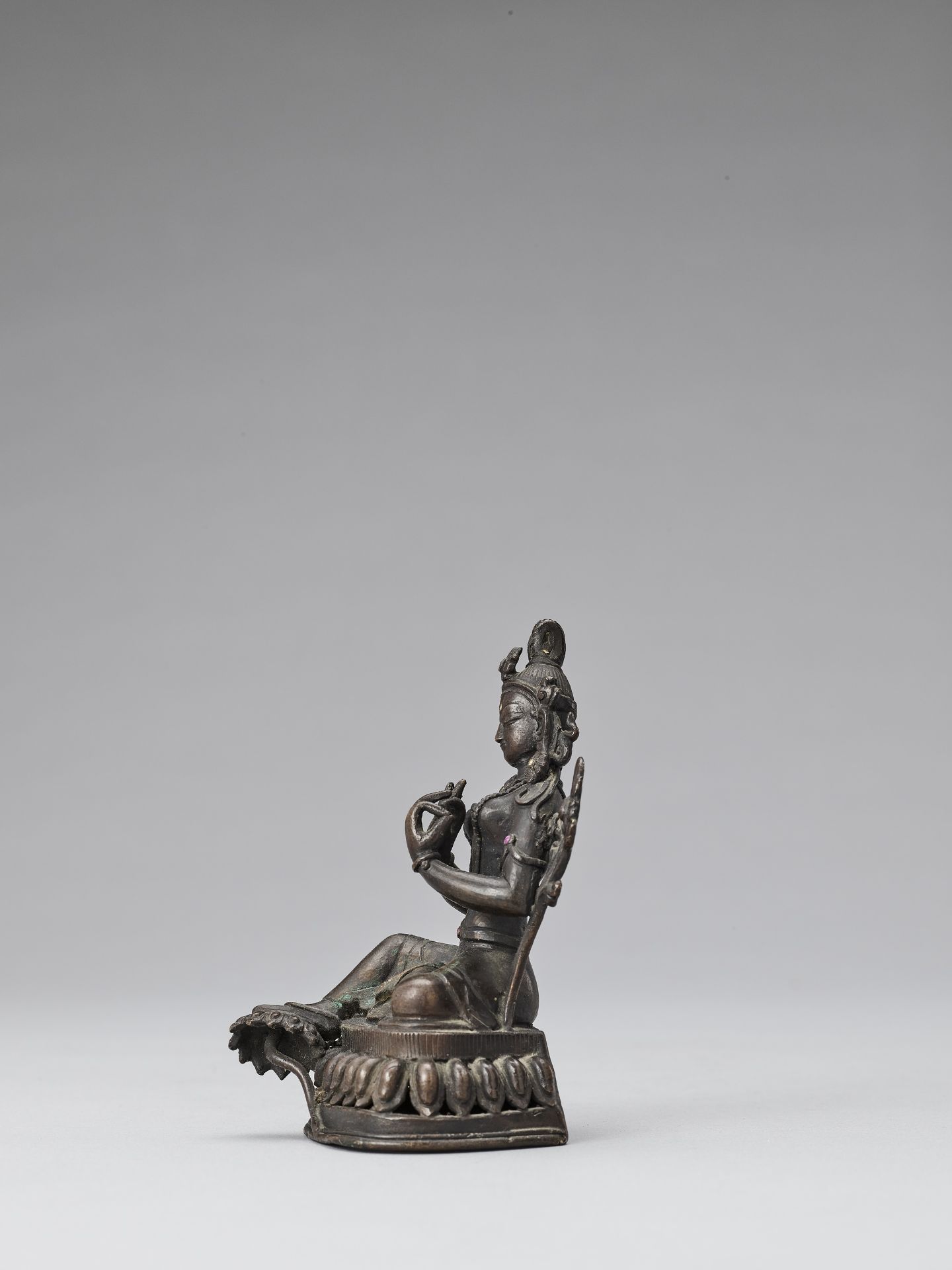 A NEPALESE BRONZE FIGURE OF GREEN TARA, 18TH-19TH CENTURY - Image 3 of 7