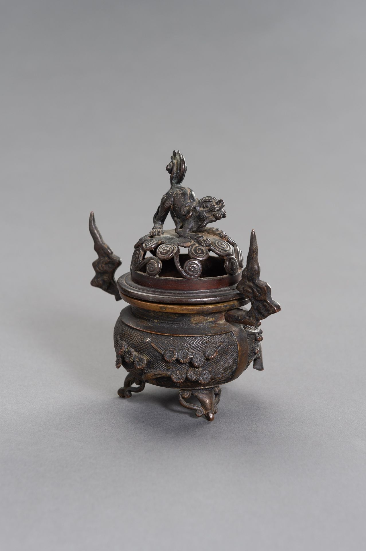 A CHINESE MINATURE BRONZE TRIPOD CENSER - Image 3 of 10