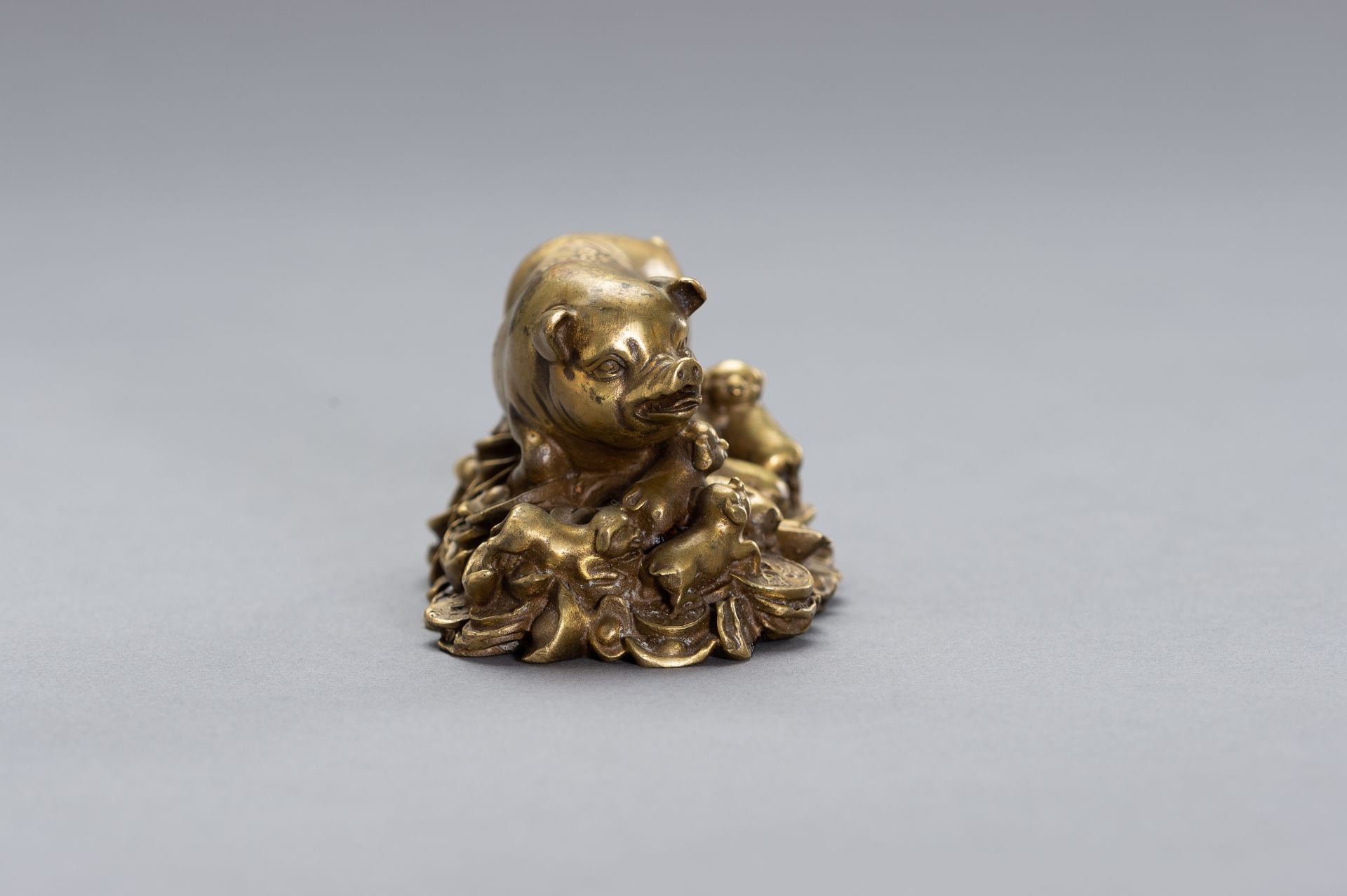 A BRONZE LUCKY CHARM OF A SOW WITH HER YOUNG - Image 6 of 10