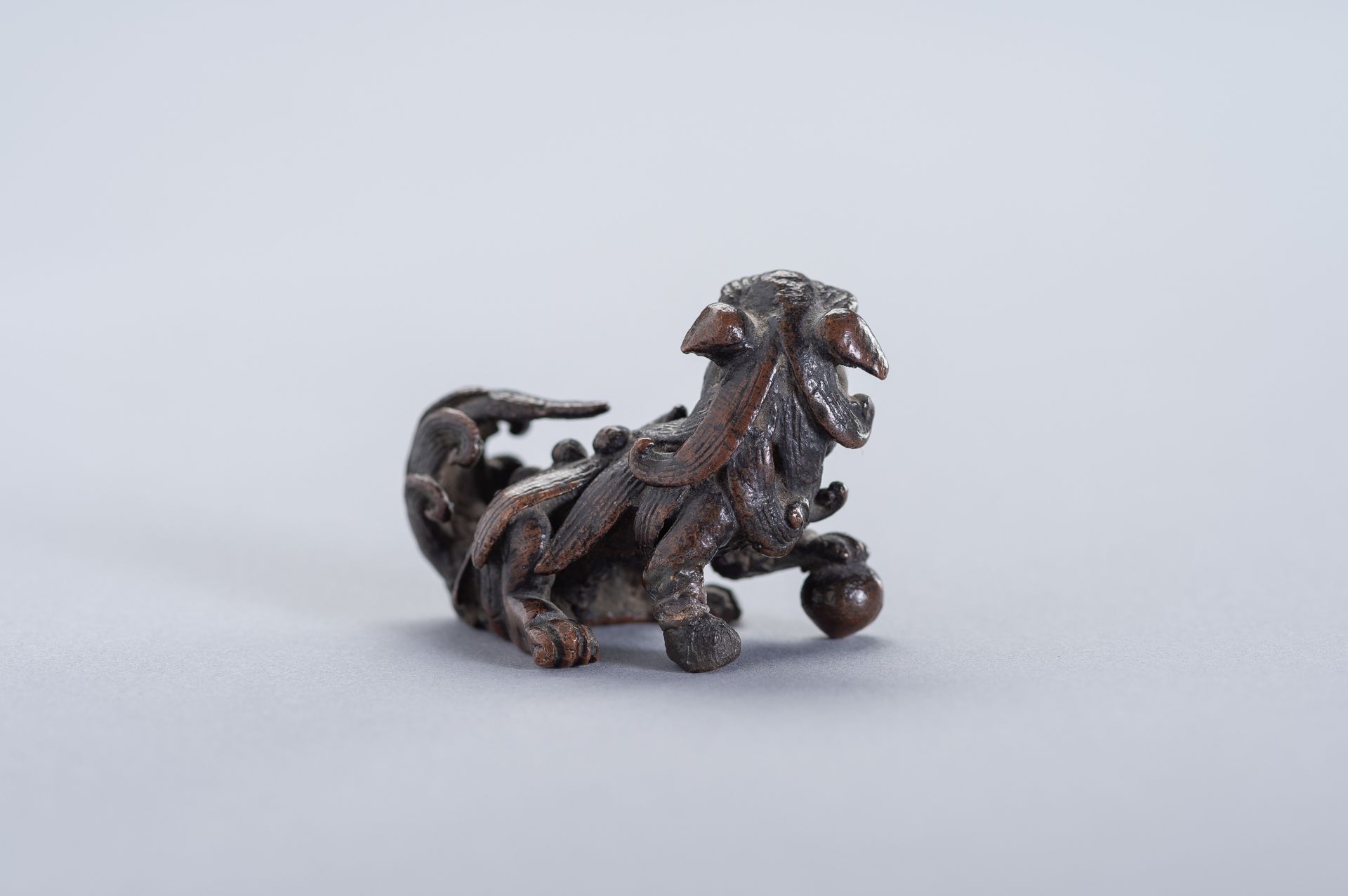 A MINIATURE BRONZE FIGURE OF A BUDDHIST LION - Bild 8 aus 10