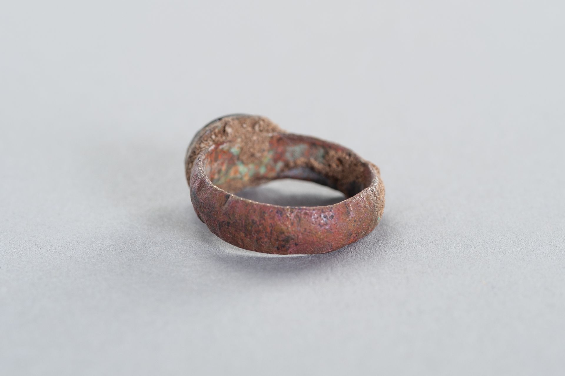 AN ANCIENT COPPER RING WITH AN INTAGLIO - Bild 4 aus 6