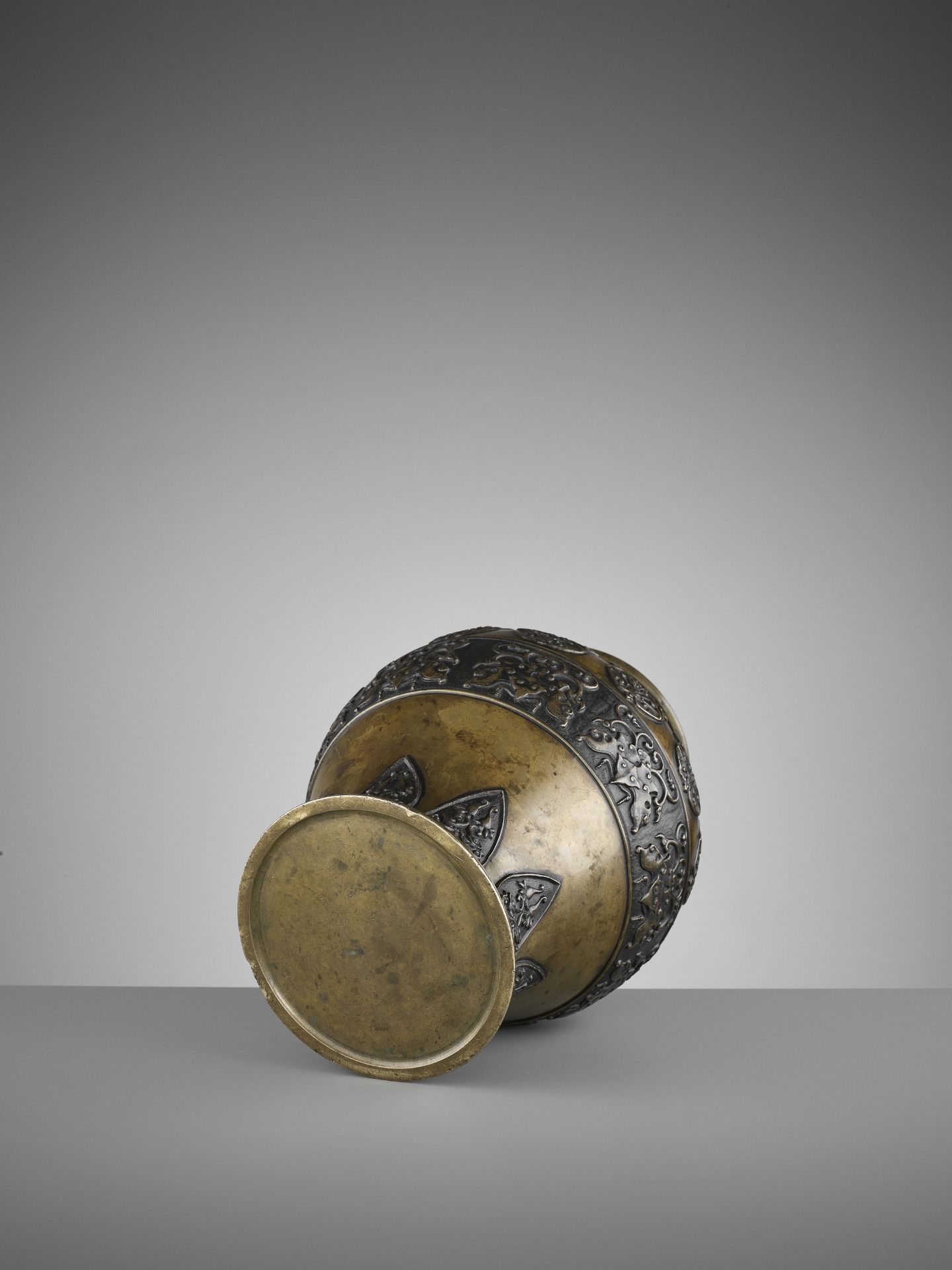 AN ARCHAISTIC BRONZE BALUSTER VASE, 17TH CENTURY - Image 8 of 8